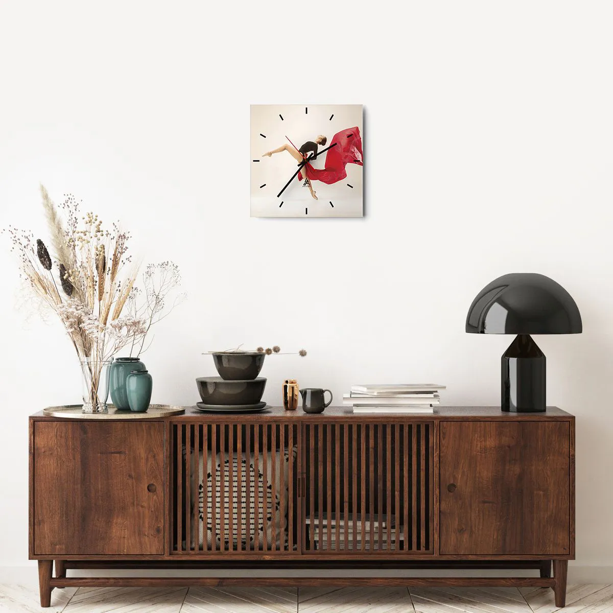 Wanduhr - Glasuhr - Eine dynamische Tänzerin in schwarzem Outfit und rotem Stoff in Bewegung. - 30x30cm - Rot und Schwarz - Moderne Wanddekoration für Wohnzimmer und Schlafzimmer ARTTOR