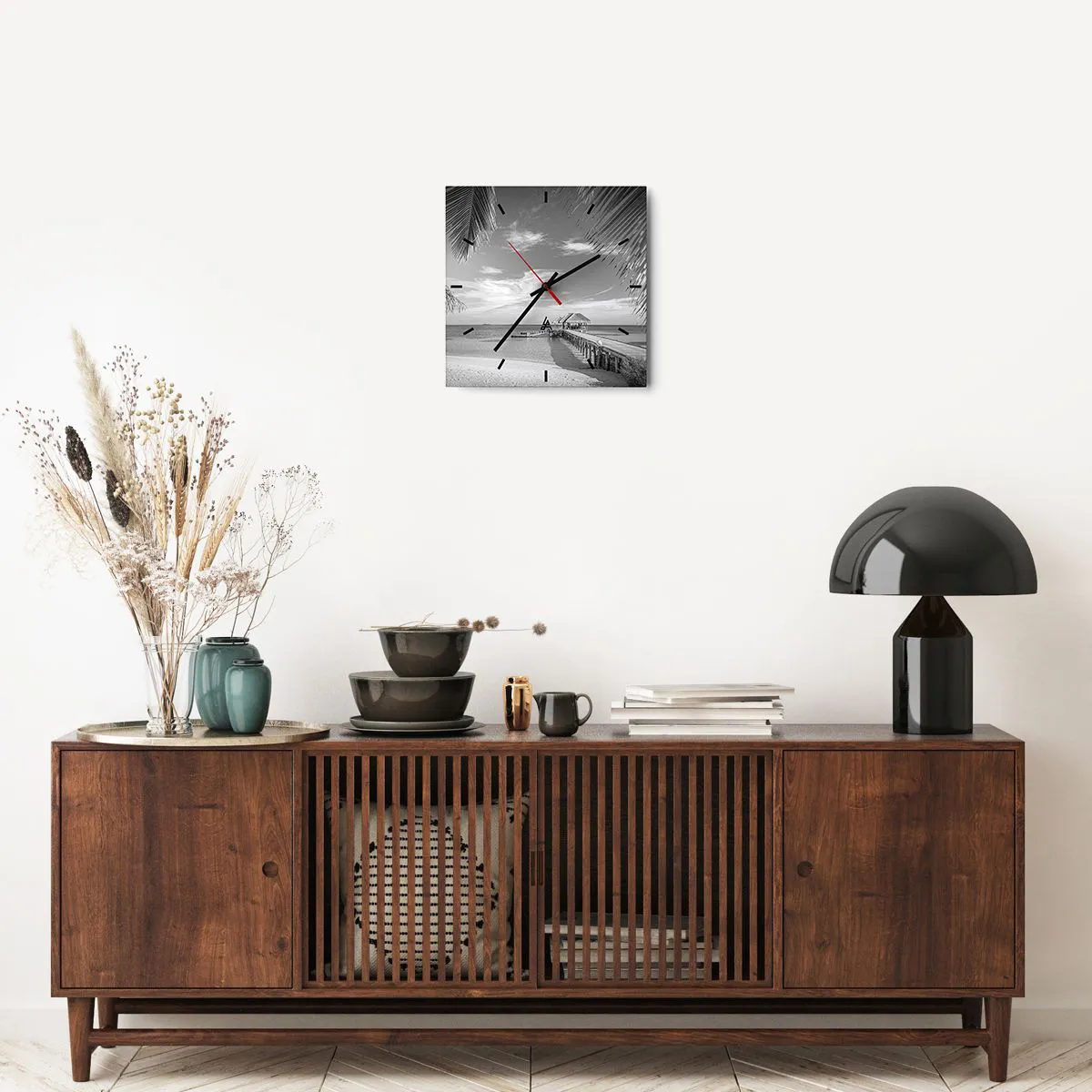 Reloj de pared - Reloj de vidrio - Playa blanca y negra con muelle y palmeras en una costa tropical - 30x30cm - ¿Un recuerdo o un sueño? - Decoración de pared moderna para salón y dormitorio ARTTOR