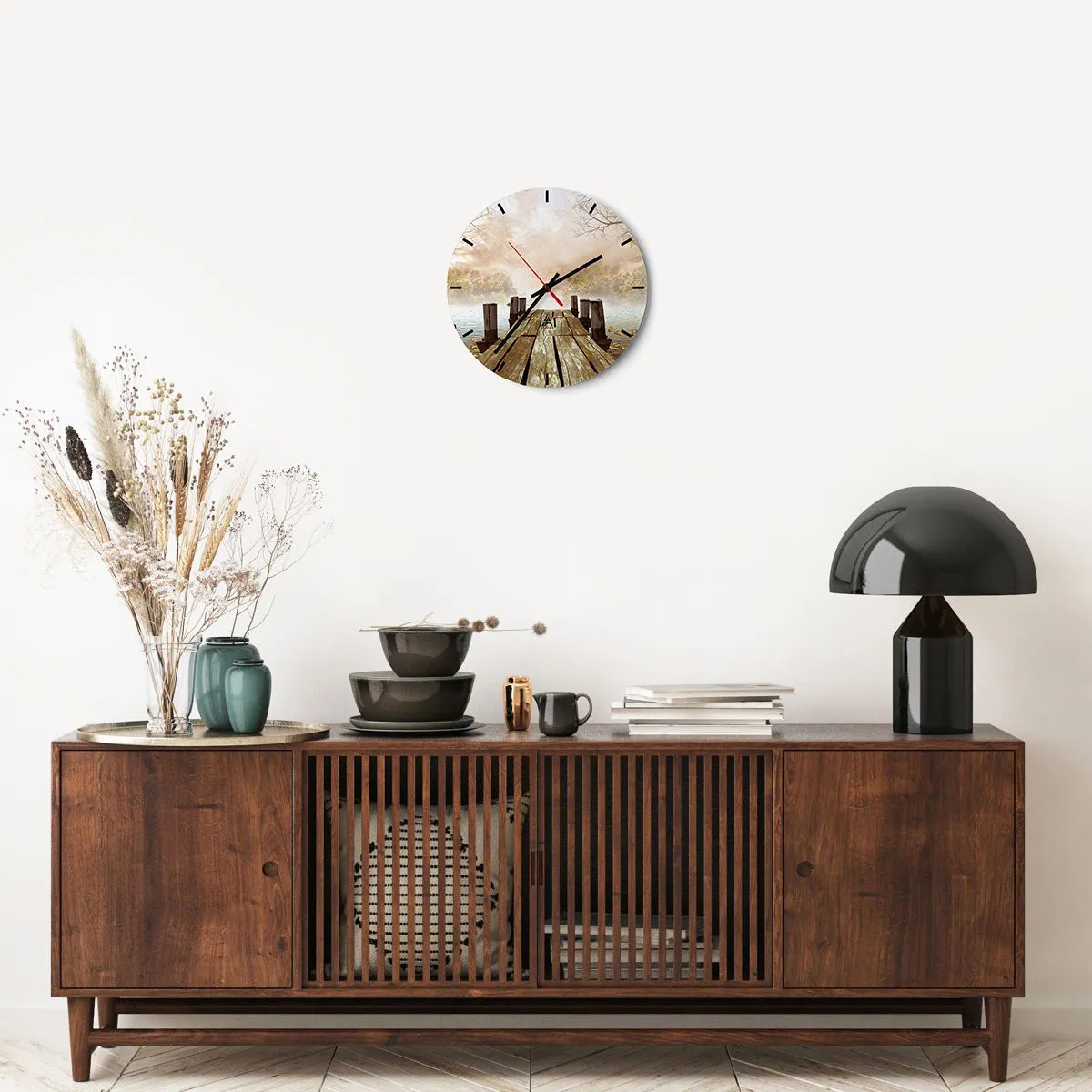 Wanduhr - Glasuhr - Ein Holzsteg an einem See, umgeben von Nebel und Bäumen - 30x30cm - Die milde Traurigkeit des Herbstes - Moderne Wanddekoration für Wohnzimmer, Küche und Schlafzimmer ARTTOR