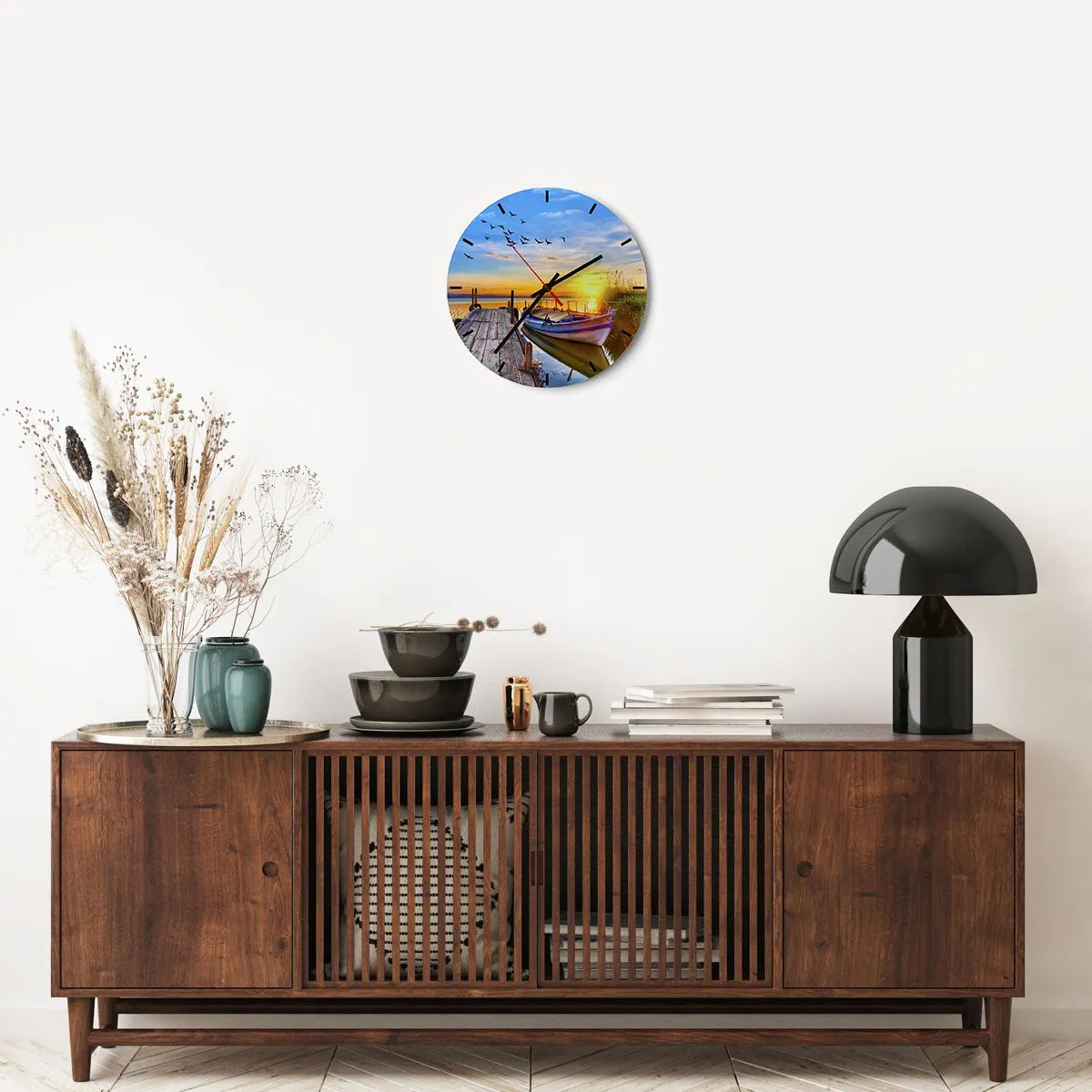 Relógio de parede - Relógio em vidro - Um barco no cais com o pôr do sol como pano de fundo - 30x30cm - Adeus, até amanhã - Decoração de parede moderna para a sala de estar, cozinha e quarto ARTTOR