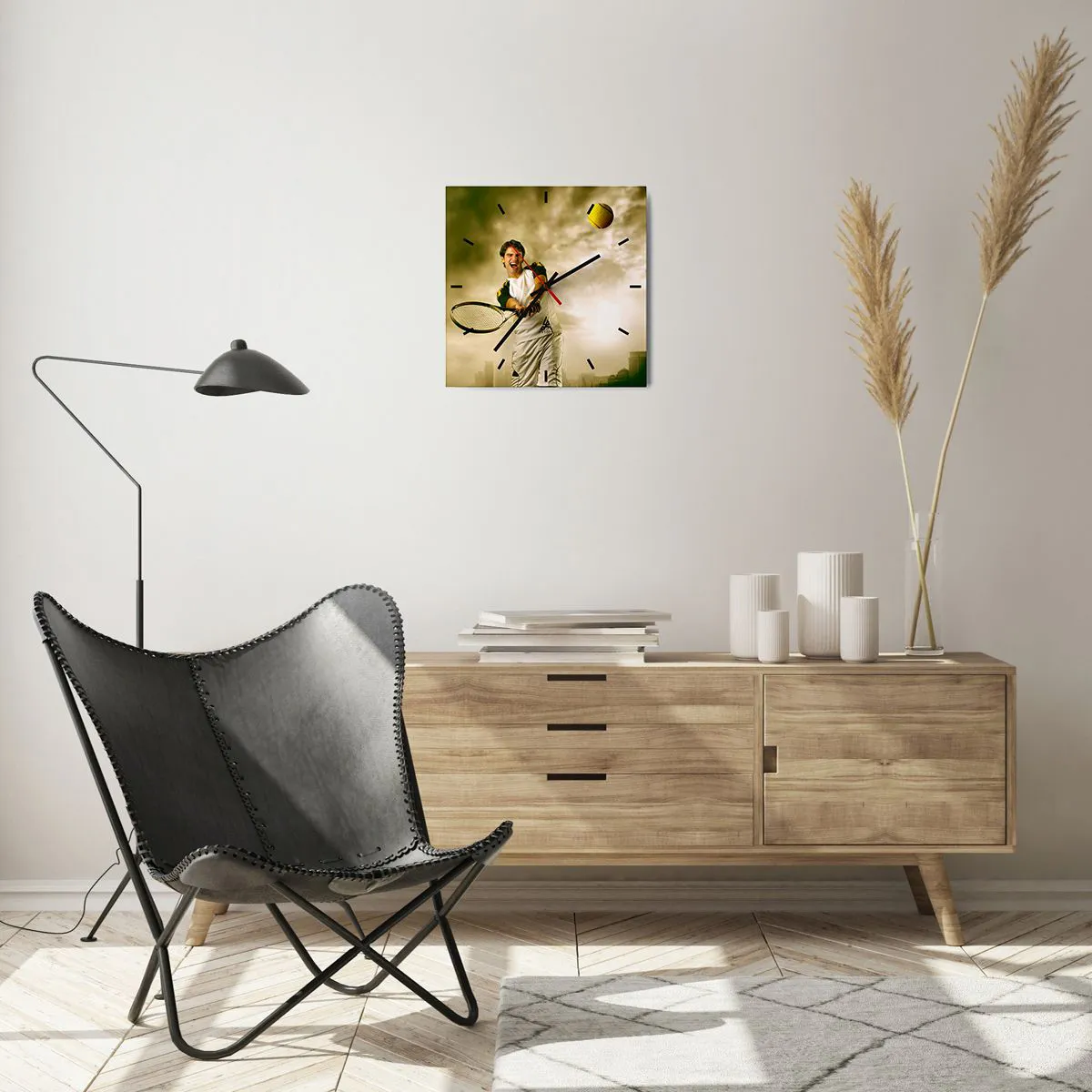 Wanduhr - Glasuhr - Tennisspieler in Aktion während eines Spiels vor dem Hintergrund einer urbanen Landschaft - 30x30cm - Energie und Freude - Moderne Wanddekoration für Wohnzimmer und Schlafzimmer ARTTOR