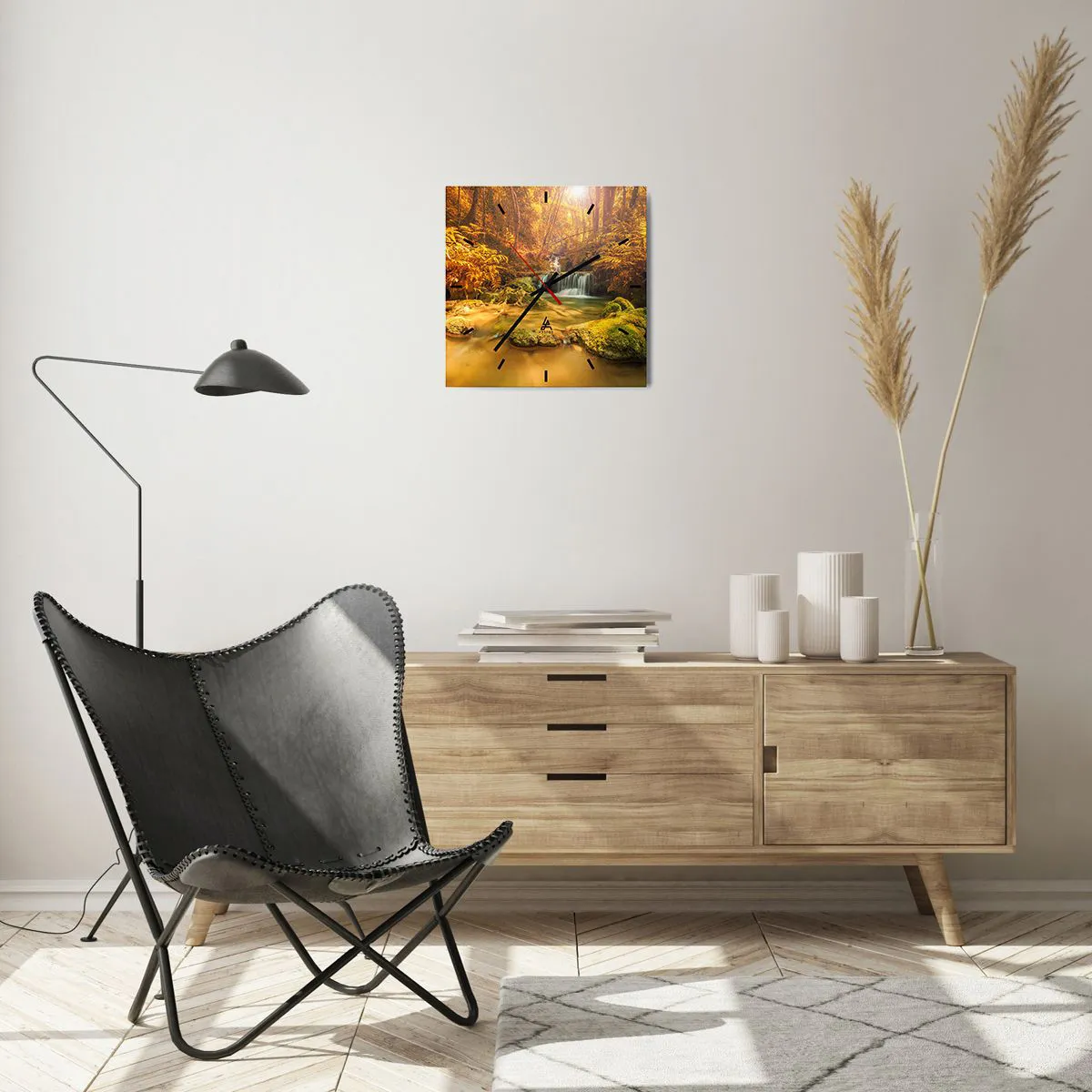 Wanduhr - Glasuhr - Ein goldener Wasserfall in einem herbstlichen Wald, umgeben von Grün - 30x30cm - Waldkaskade in Gold - Moderne Wanddekoration für Wohnzimmer und Schlafzimmer ARTTOR