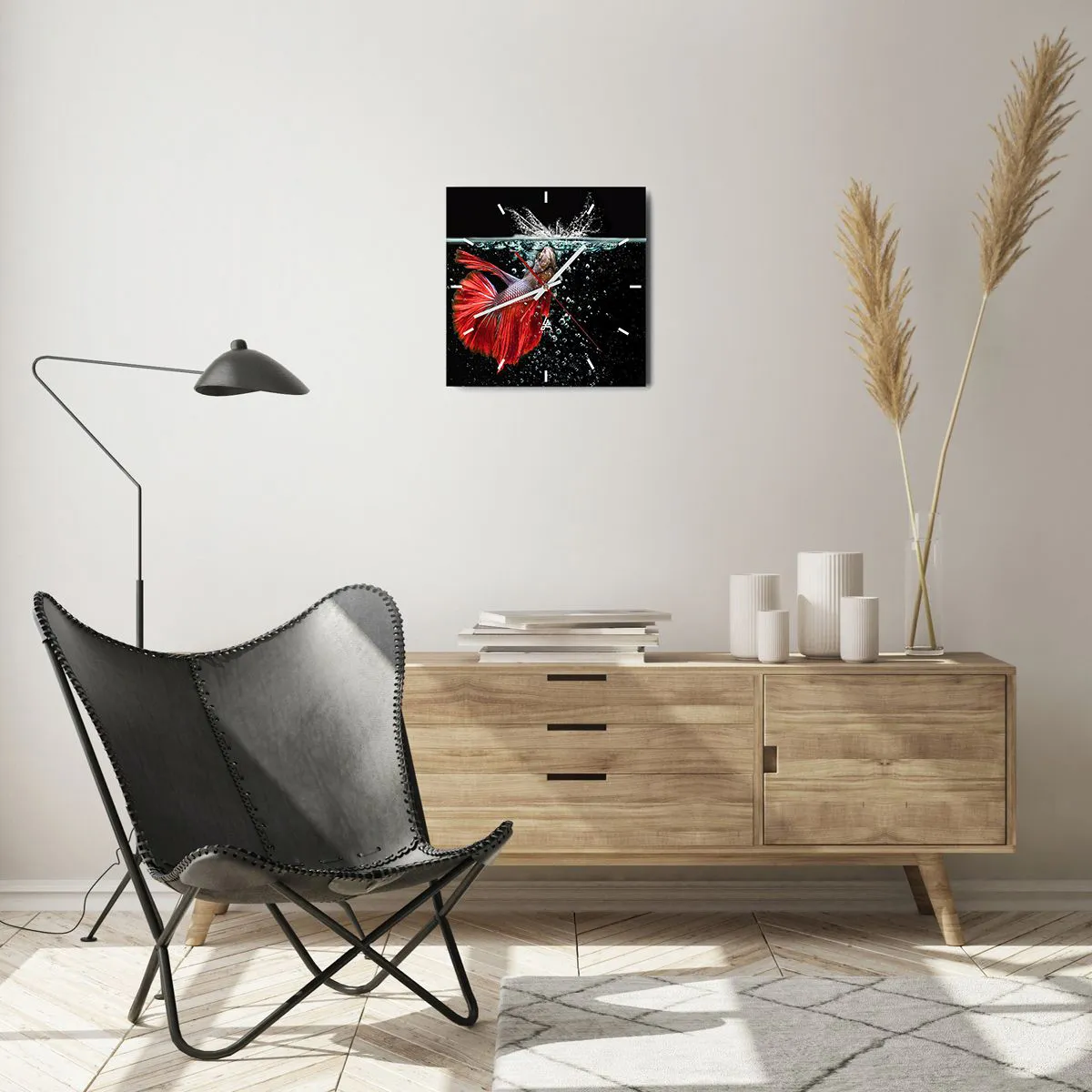 Wanduhr - Glasuhr - Ein prächtiger Kampffisch im Wasser vor dunklem Hintergrund - 30x30cm - Du hast drei Wünsche - Moderne Wanddekoration für Wohnzimmer und Schlafzimmer ARTTOR