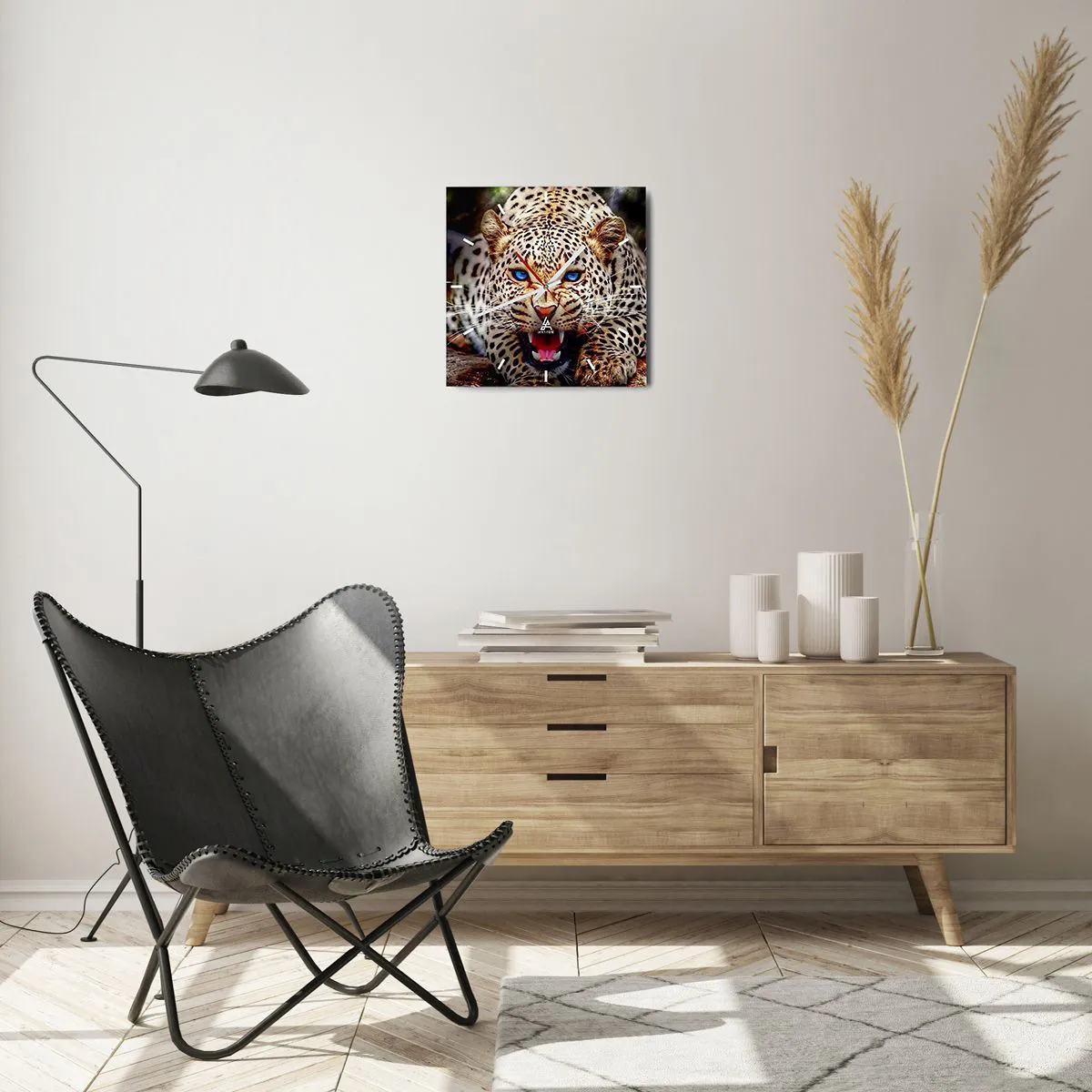 Reloj de pared - Reloj de vidrio - Un leopardo amenazante con intensos ojos azules. - 30x30cm - La ira no daña la belleza - Decoración de pared moderna para salón y dormitorio ARTTOR