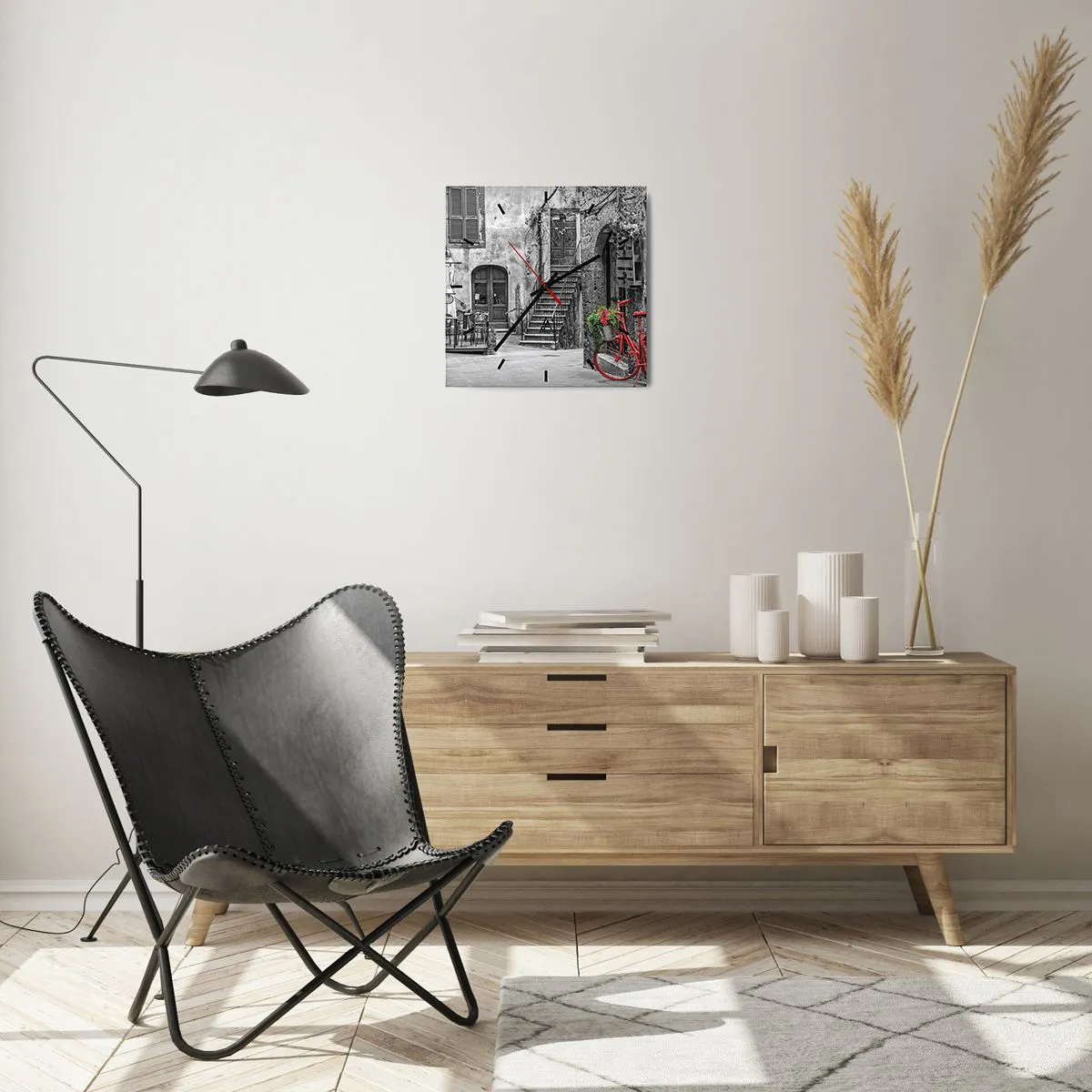Zegar ścienny - Czerowny rower w czarno-białej uliczce - 30x30cm - Toskański zaułek - Nowoczesna dekoracja ścienna do salonu i sypialni ARTTOR