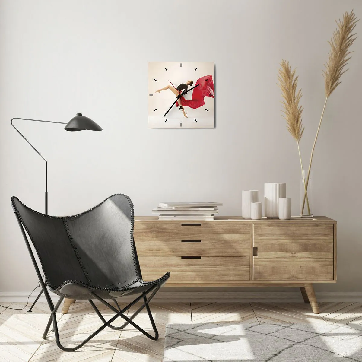Wanduhr - Glasuhr - Eine dynamische Tänzerin in schwarzem Outfit und rotem Stoff in Bewegung. - 30x30cm - Rot und Schwarz - Moderne Wanddekoration für Wohnzimmer und Schlafzimmer ARTTOR