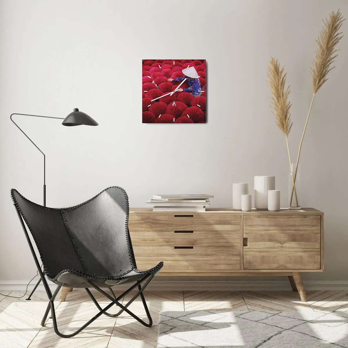 Reloj de pared - Reloj de vidrio - Una mujer con un sombrero tradicional entre varillas de incienso rojo. - 30x30cm - En un campo de arroz - Decoración de pared moderna para salón y dormitorio ARTTOR