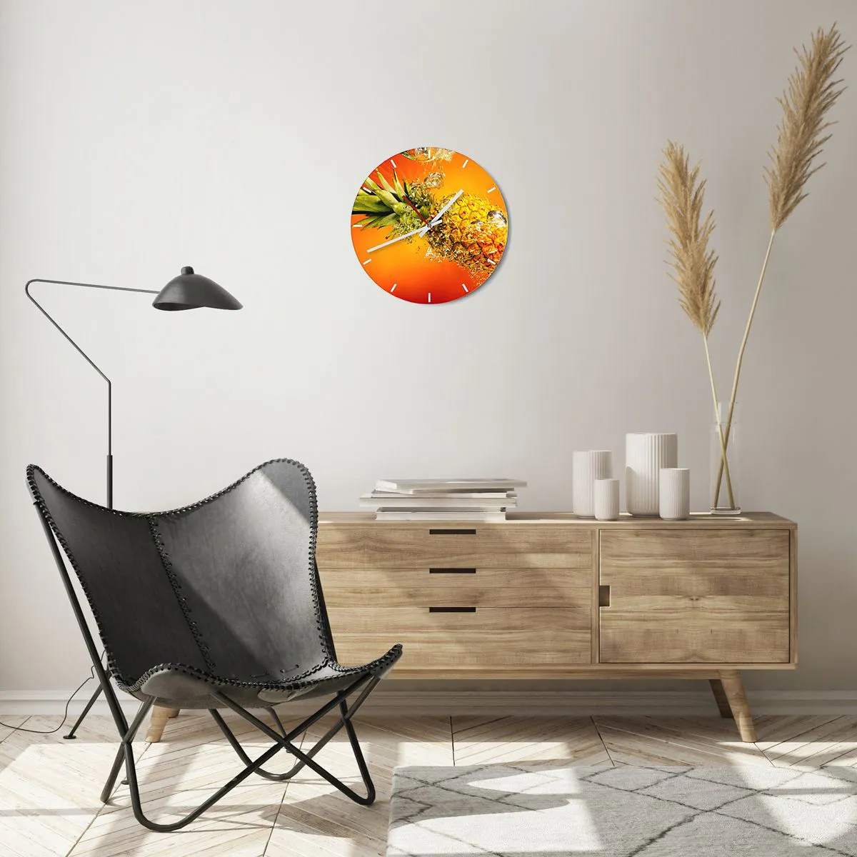 Wanduhr - Glasuhr - Eine in Wasser getauchte Ananas vor einem orangefarbenen Hintergrund mit Farbverlauf. - 30x30cm - Tropisch saftige Frische - Moderne Wanddekoration für Wohnzimmer, Küche und Schlafzimmer ARTTOR