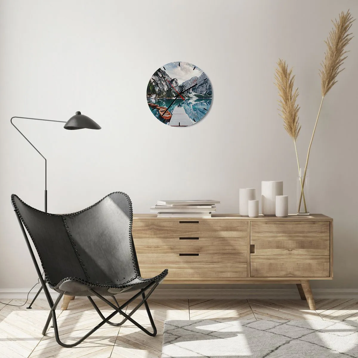 Ceas de perete - Ceas pe sticlă - Un debarcader din lemn și bărci pe fundalul unui lac de munte - 30x30cm - Îți vom arăta frumusețea - Decorațiune modernă pentru perete pentru living, bucătărie și dormitor ARTTOR