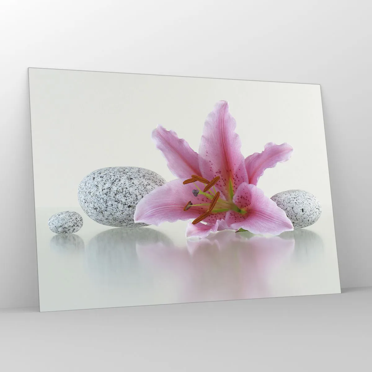 Glasbild - Bild auf glas - Rosa Lilie vor einem Hintergrund aus weißen Steinen im Spa-Stil - 100x70cm - Eine Studie in Pink, Grau und Weiß - Moderne Wanddekoration für Wohnzimmer und Schlafzimmer ARTTOR