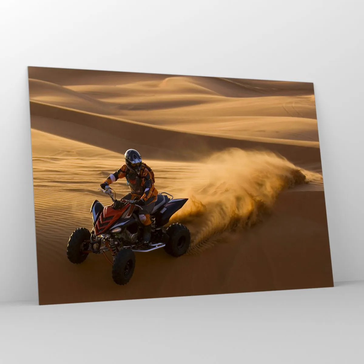 Obraz na szkle - Quad w akcji na pustyni o zachodzie słońca - 100x70cm - Na falach piasku - Nowoczesna dekoracja ścienna do salonu, kuchni i sypialni ARTTOR
