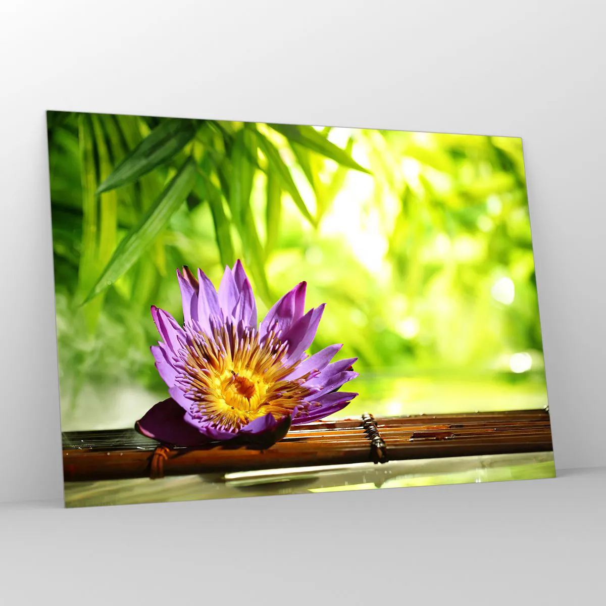 Quadro su vetro - Fiore di loto viola su una tavola di bambù con sfondo verde - 100x70cm - Al sole dell'Asia - Decorazione murale moderna per soggiorno e camera da letto ARTTOR