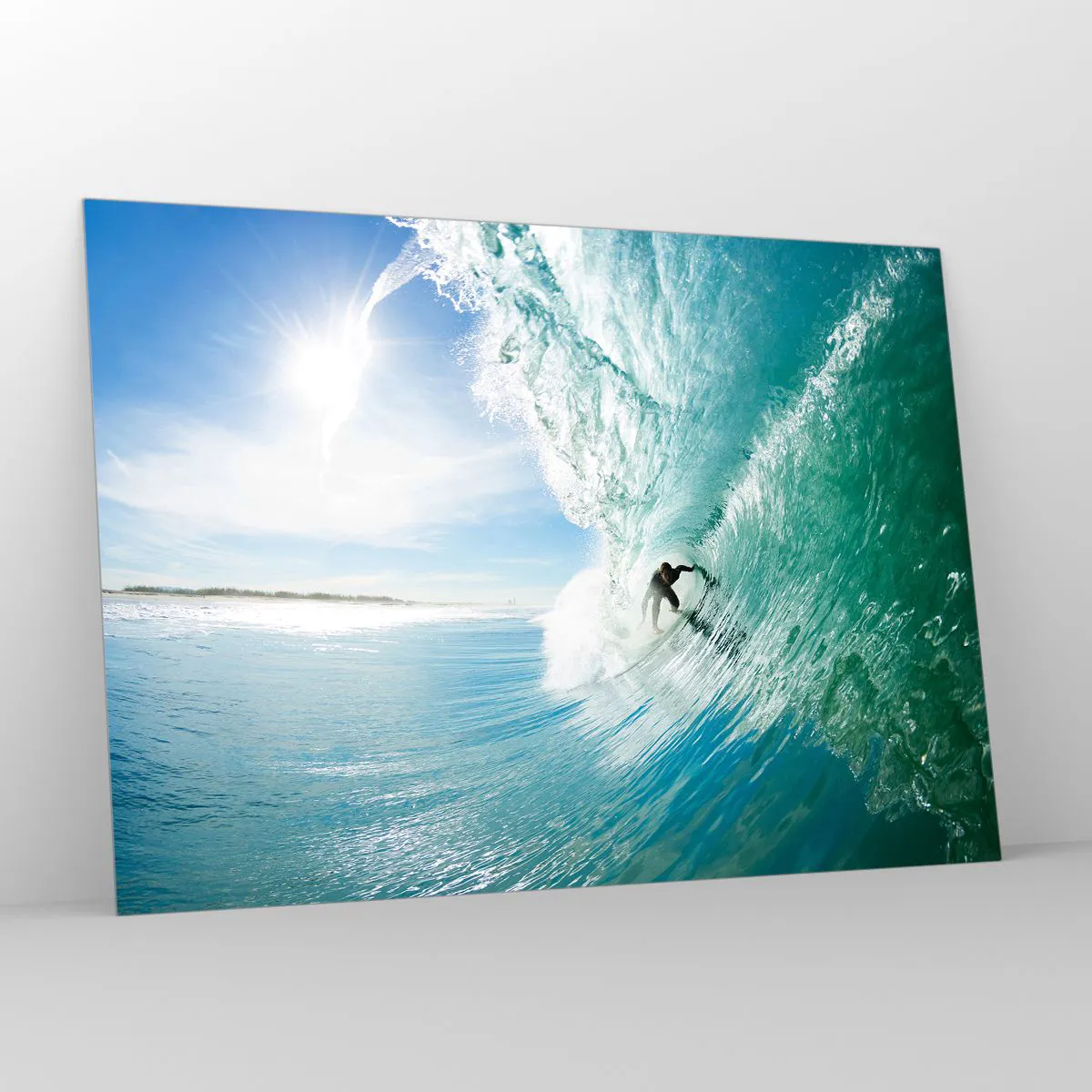 Obraz na szkle - Surfer w tubie fali na tle błękitnego nieba - 100x70cm - Zawsze na fali - Nowoczesna dekoracja ścienna do salonu, kuchni i sypialni ARTTOR