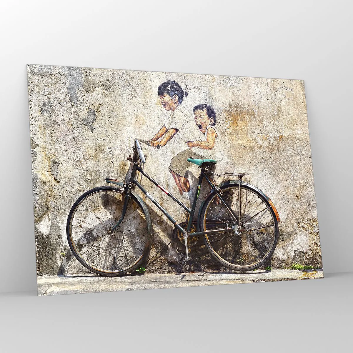 Impression sur verre - Image sur verre - Une peinture murale avec un vélo et des figures d'enfants sur un fond mural. - 100x70cm - Vrai ou faux? - Décoration murale moderne pour le salon et la chambre ARTTOR