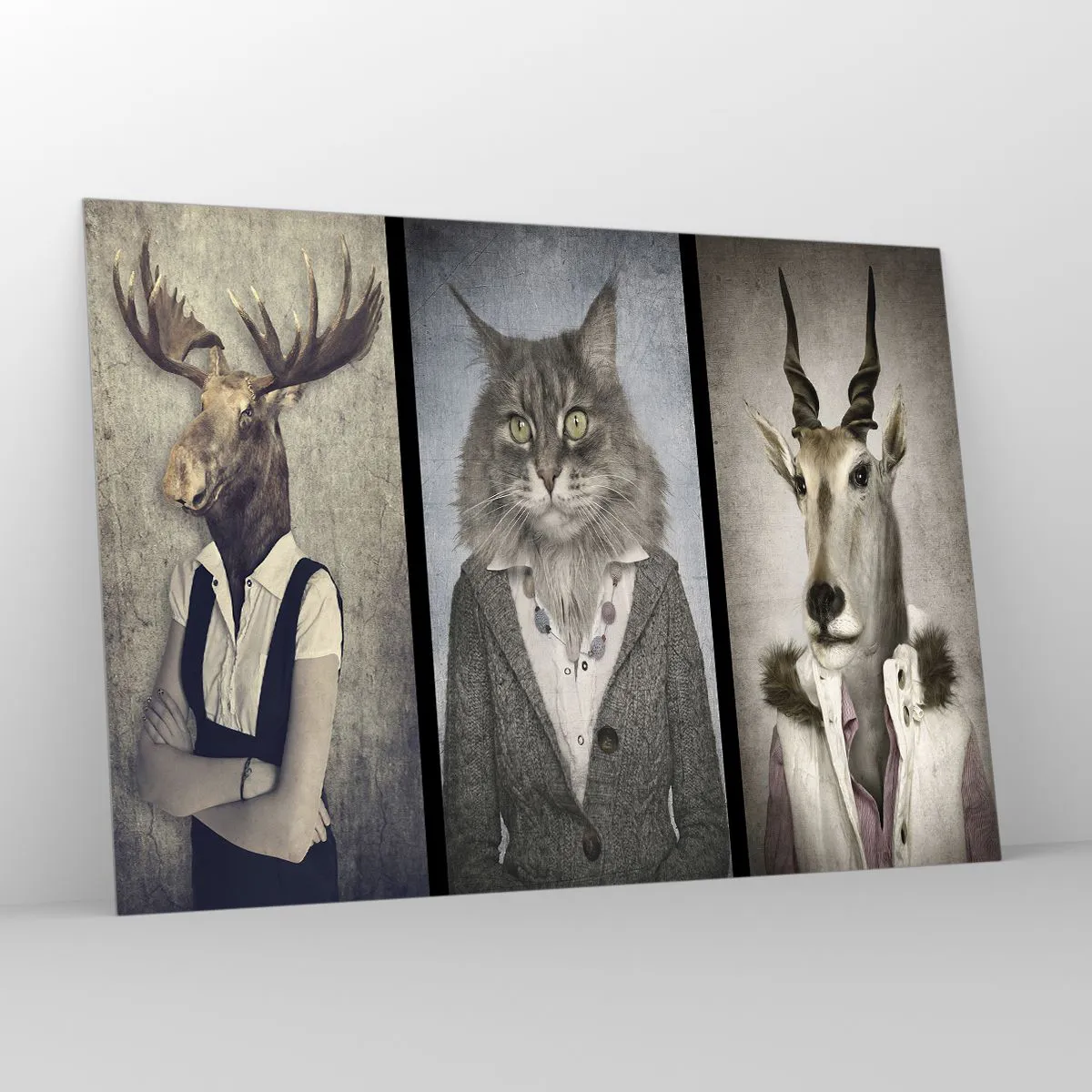 Impression sur verre - Image sur verre - Trois portraits surréalistes d'animaux dans d'élégants costumes humains. - 100x70cm - La fourrure revient à la mode - Décoration murale moderne pour le salon et la chambre ARTTOR