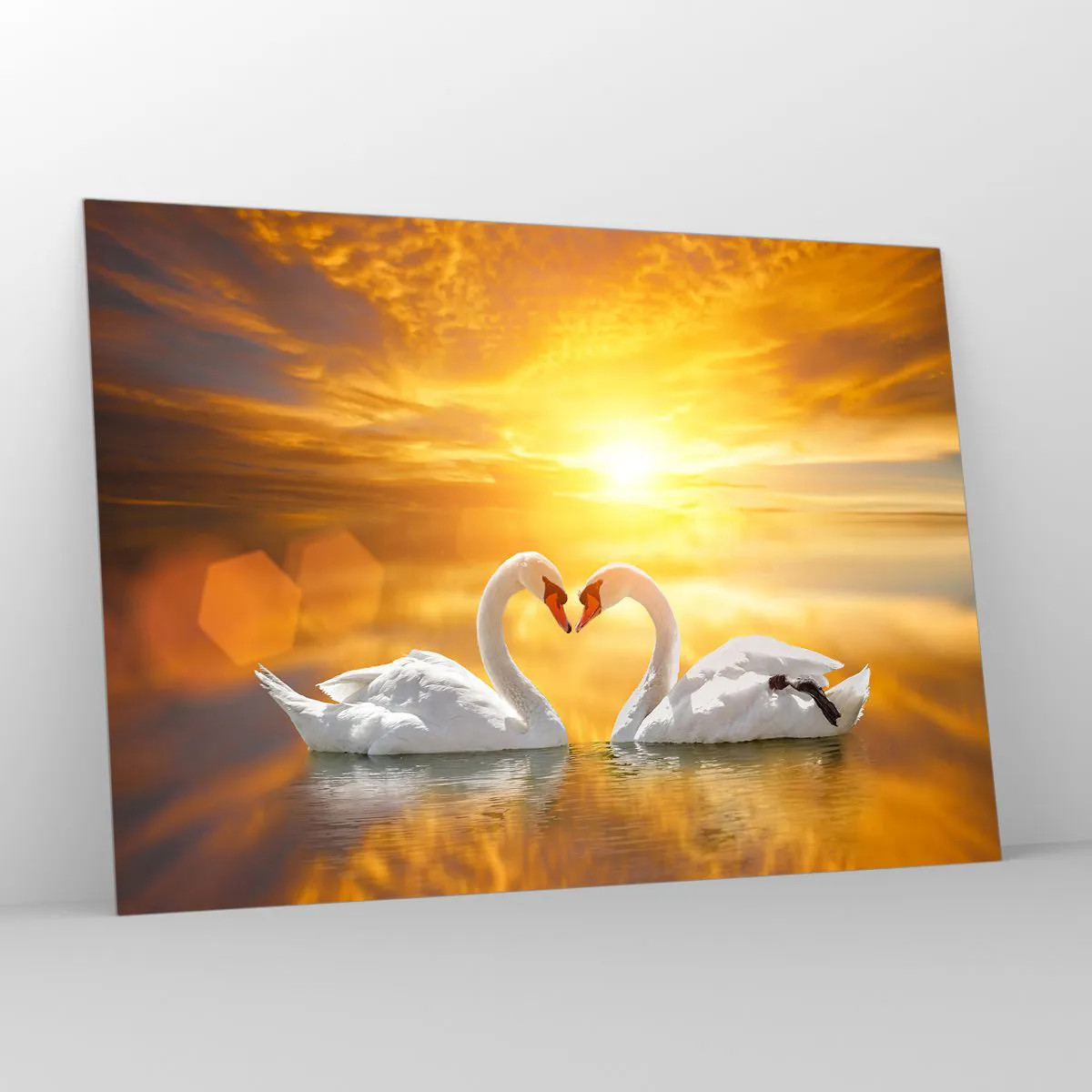 Cuadro sobre vidrio - Impresiones sobre Vidrio - Dos cisnes en el agua formando un corazón con el telón de fondo de una puesta de sol. - 100x70cm - Corazón es la palabra más bella del mundo... - Decoración de pared moderna para salón y dormitorio ARTTOR