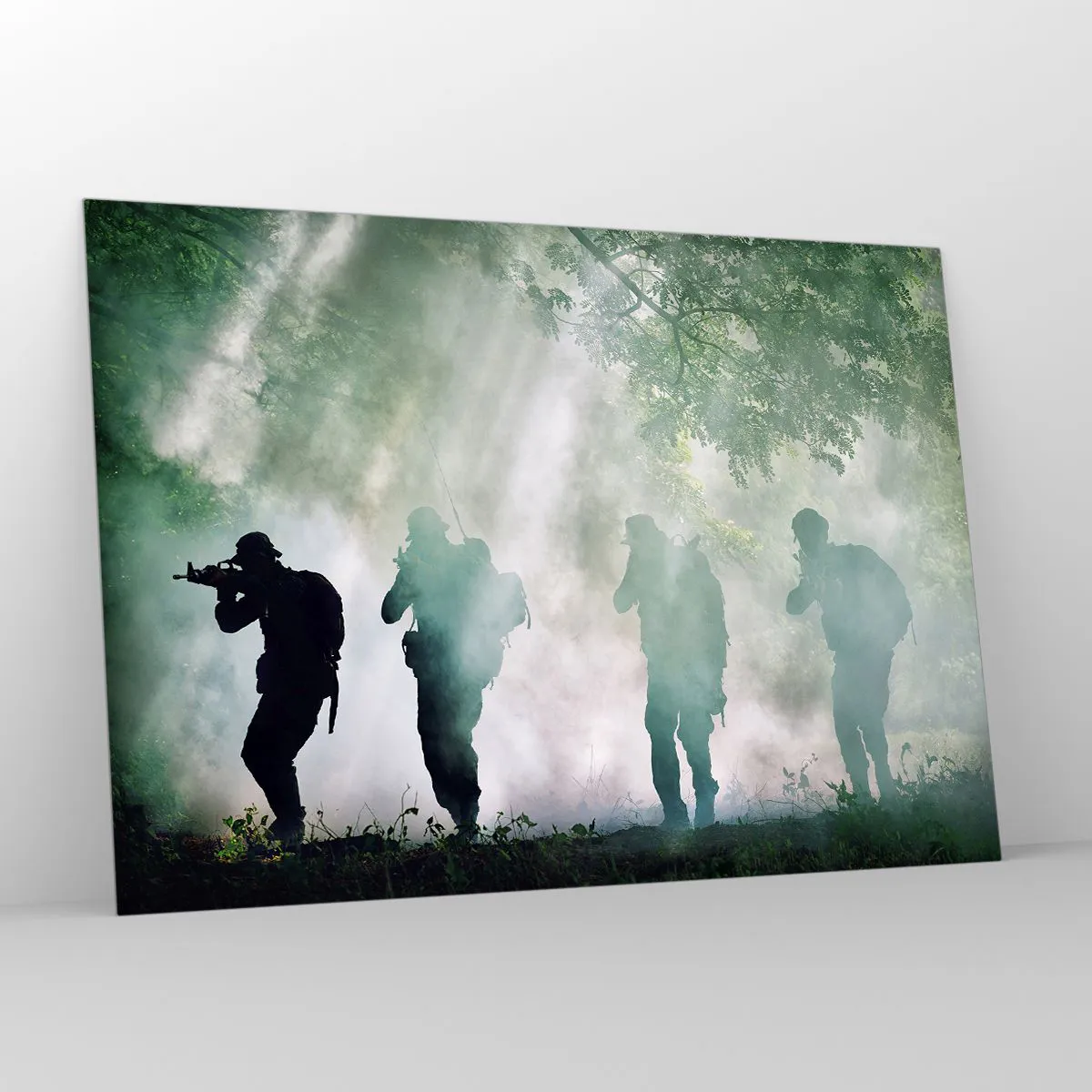 Impression sur verre - Image sur verre - Un groupe de soldats en fumée, marchant dans la forêt, en état d'alerte maximale - 100x70cm - Un pour tous… - Décoration murale moderne pour le salon et la chambre ARTTOR