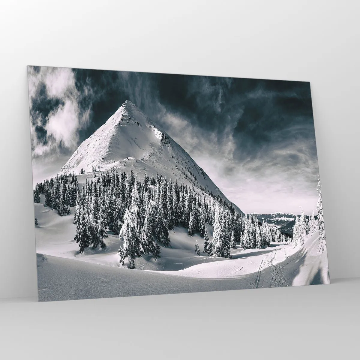 Impression sur verre - Image sur verre - Paysage de montagne hivernal avec des sommets enneigés et une forêt - 100x70cm - Le pays de la neige et de la glace - Décoration murale moderne pour le salon et la chambre ARTTOR
