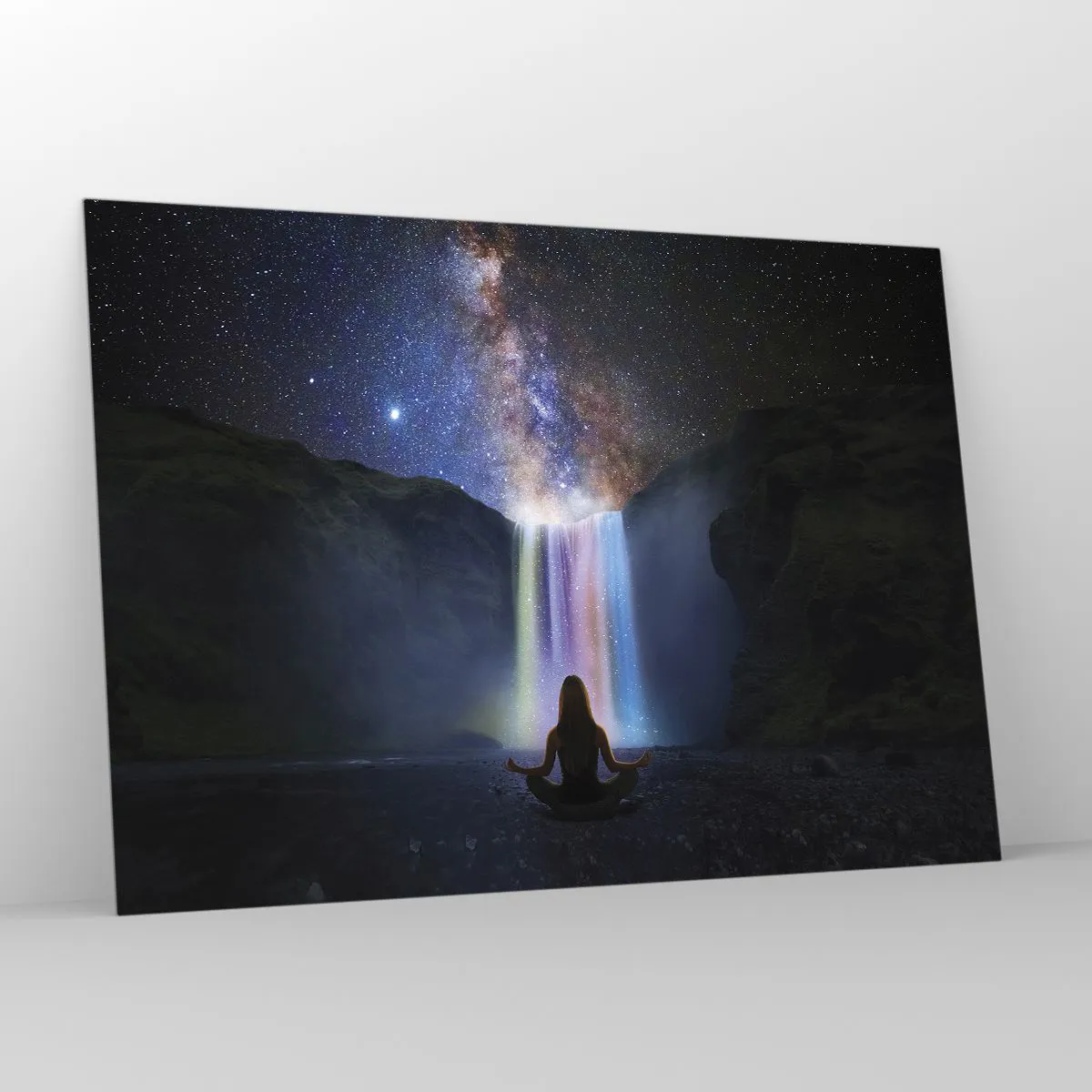 Glasbild - Bild auf glas - Meditation vor einem farbenfrohen Wasserfall bei Nacht - 100x70cm - Absolute Harmonie - Moderne Wanddekoration für Wohnzimmer und Schlafzimmer ARTTOR