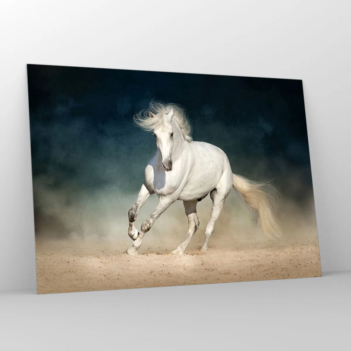 Obraz na szkle - Biały koń galopujący po piasku na tle ciemnego nieba - 100x70cm - Wolność w stanie czystym - Nowoczesna dekoracja ścienna do salonu, kuchni i sypialni ARTTOR