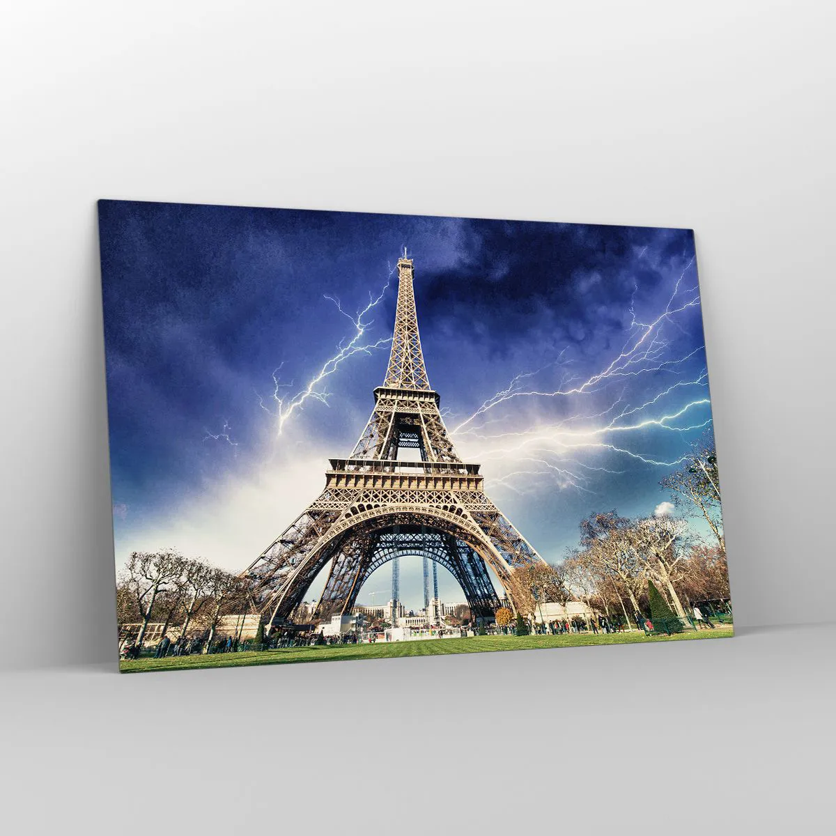 Glasbild - Bild auf glas - Der Eiffelturm, umgeben von Blitzen an einem bewölkten Tag - 120x80cm - Herrscherin der Stürme - Moderne Wanddekoration für Wohnzimmer und Schlafzimmer ARTTOR