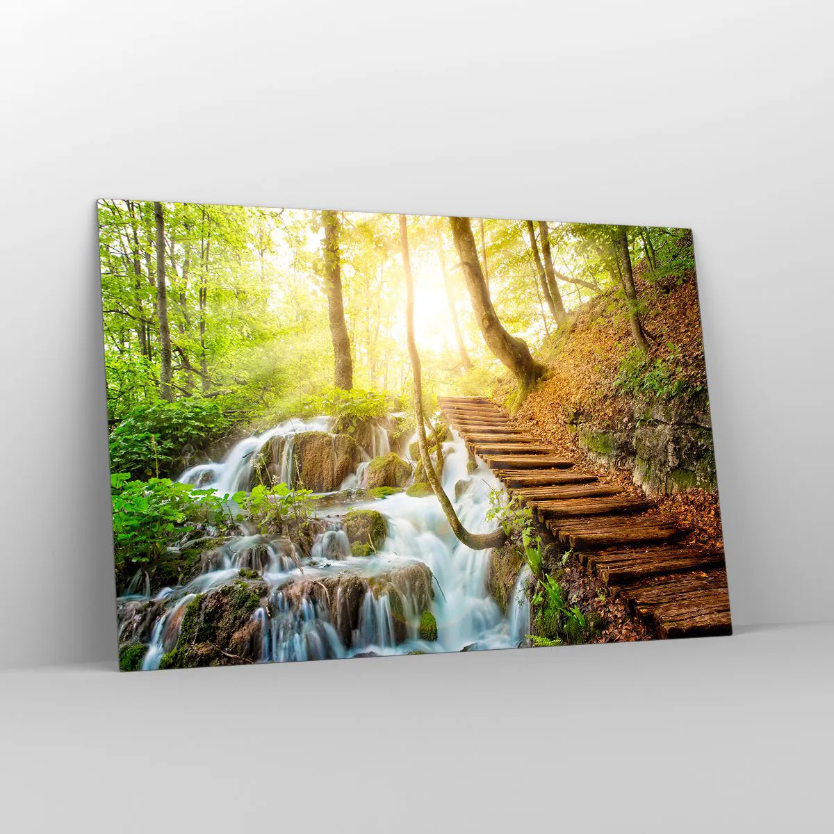 Impression sur verre - Image sur verre - Une cascade forestière avec un chemin en bois éclairé par la lumière du soleil - 120x80cm - Une fraîcheur tant désirée - Décoration murale moderne pour le salon et la chambre ARTTOR