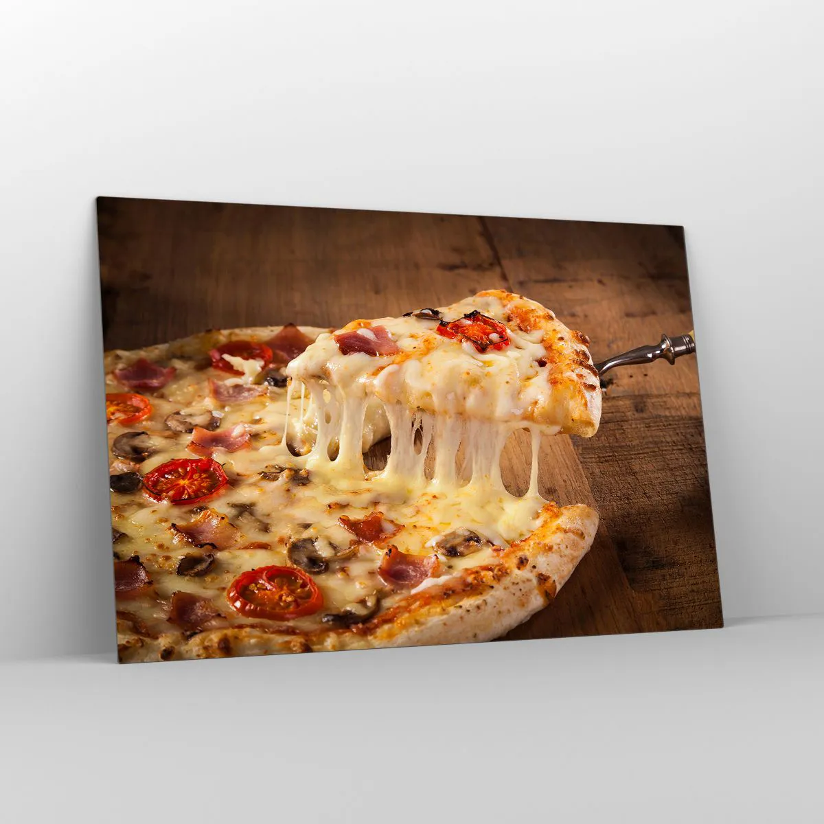 Quadro su vetro - Pizza con formaggio filante, pomodori e prosciutto su fondo di legno - 120x80cm - Capolavoro di arte italiana - Decorazione murale moderna per soggiorno e camera da letto ARTTOR