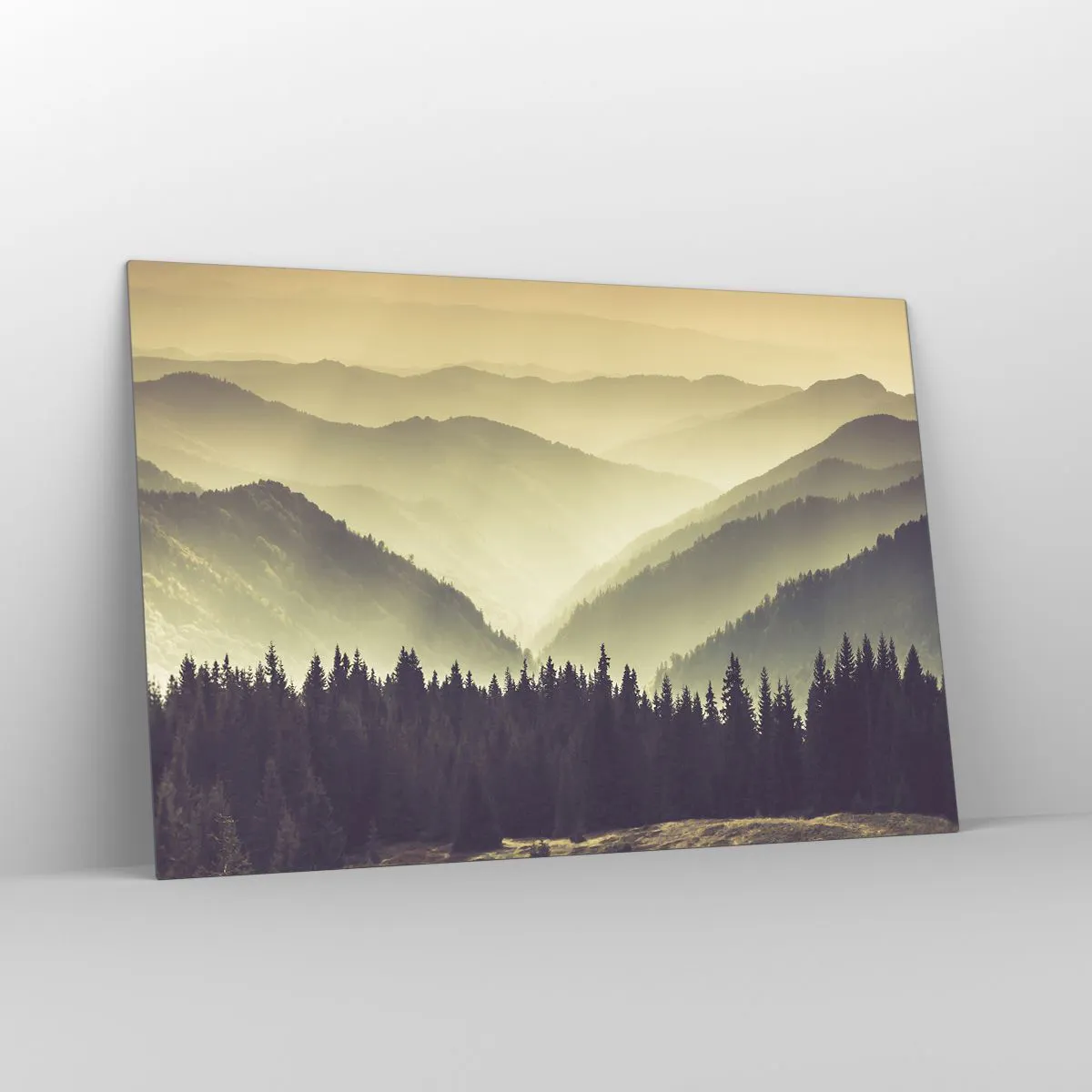 Cuadro sobre vidrio - Impresiones sobre Vidrio - Una vista brumosa de una cadena montañosa con un bosque oscuro en primer plano. - 120x80cm - Más allá de las siete montañas... - Decoración de pared moderna para salón y dormitorio ARTTOR