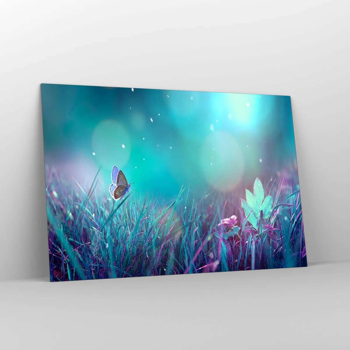 Quadro su vetro - Farfalla sull'erba in luce pastello - 120x80cm - La vita segreta del prato - Decorazione murale moderna per soggiorno e camera da letto ARTTOR