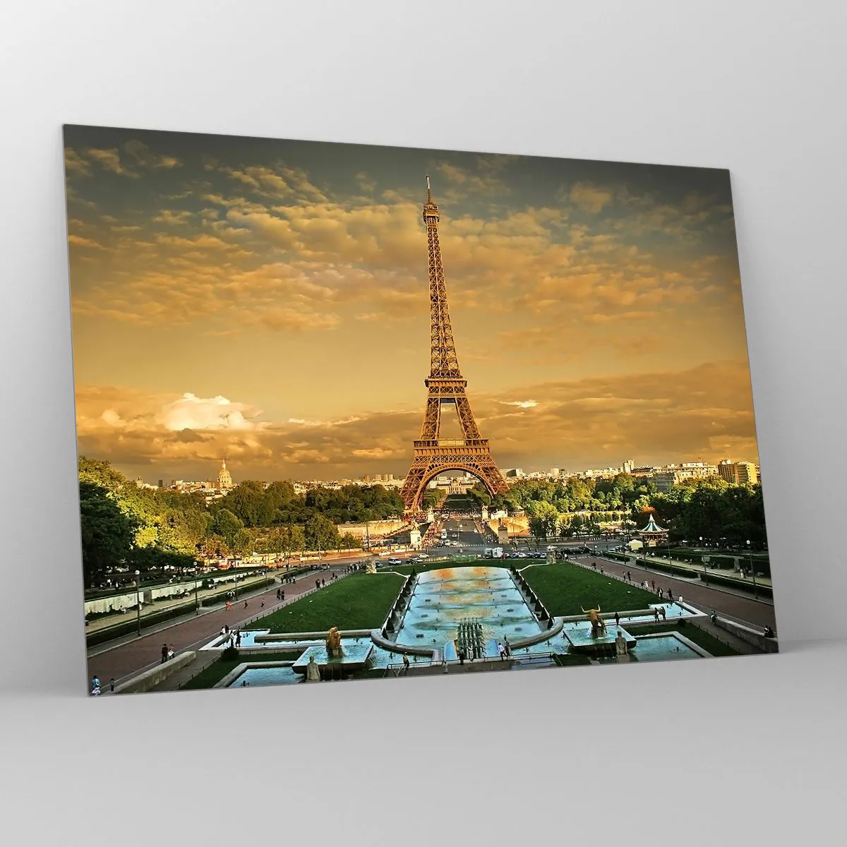 Tablou pe sticlă - Turnul Eiffel înconjurat de grădini pariziene la apus - 70x50cm - Simbolul Parisului - Decorațiune modernă pentru perete pentru living și dormitor ARTTOR