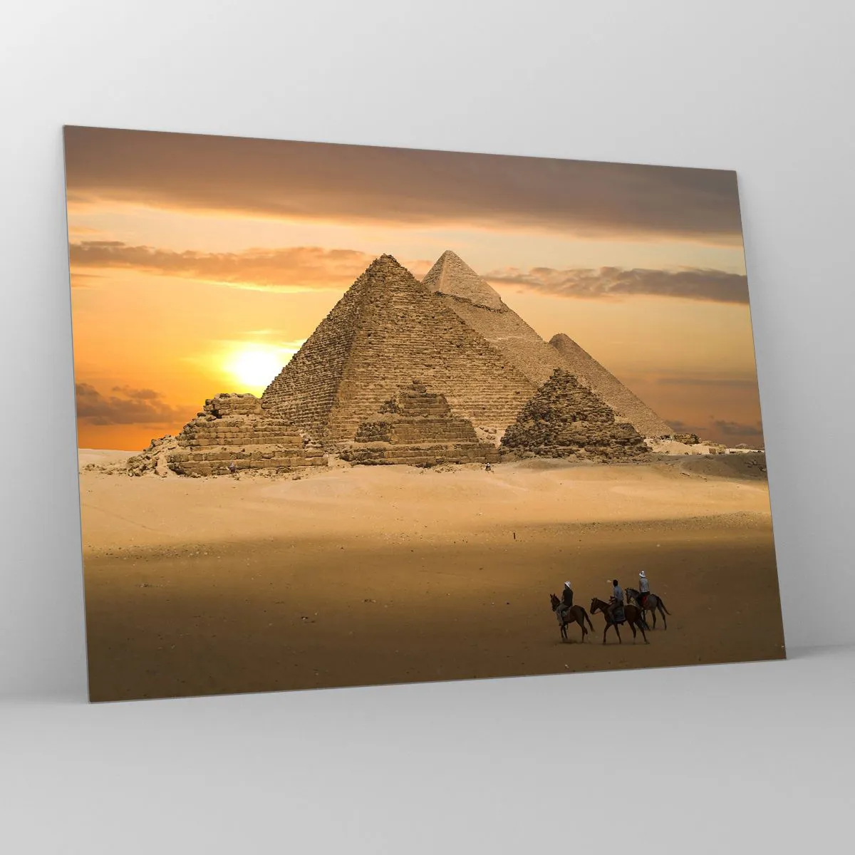 Billede på glas - Pyramiderne i Giza ved solnedgang med ryttere på heste - 70x50cm - Uændret i tusindvis af år - Moderne vægdekoration til stue og soveværelse ARTTOR