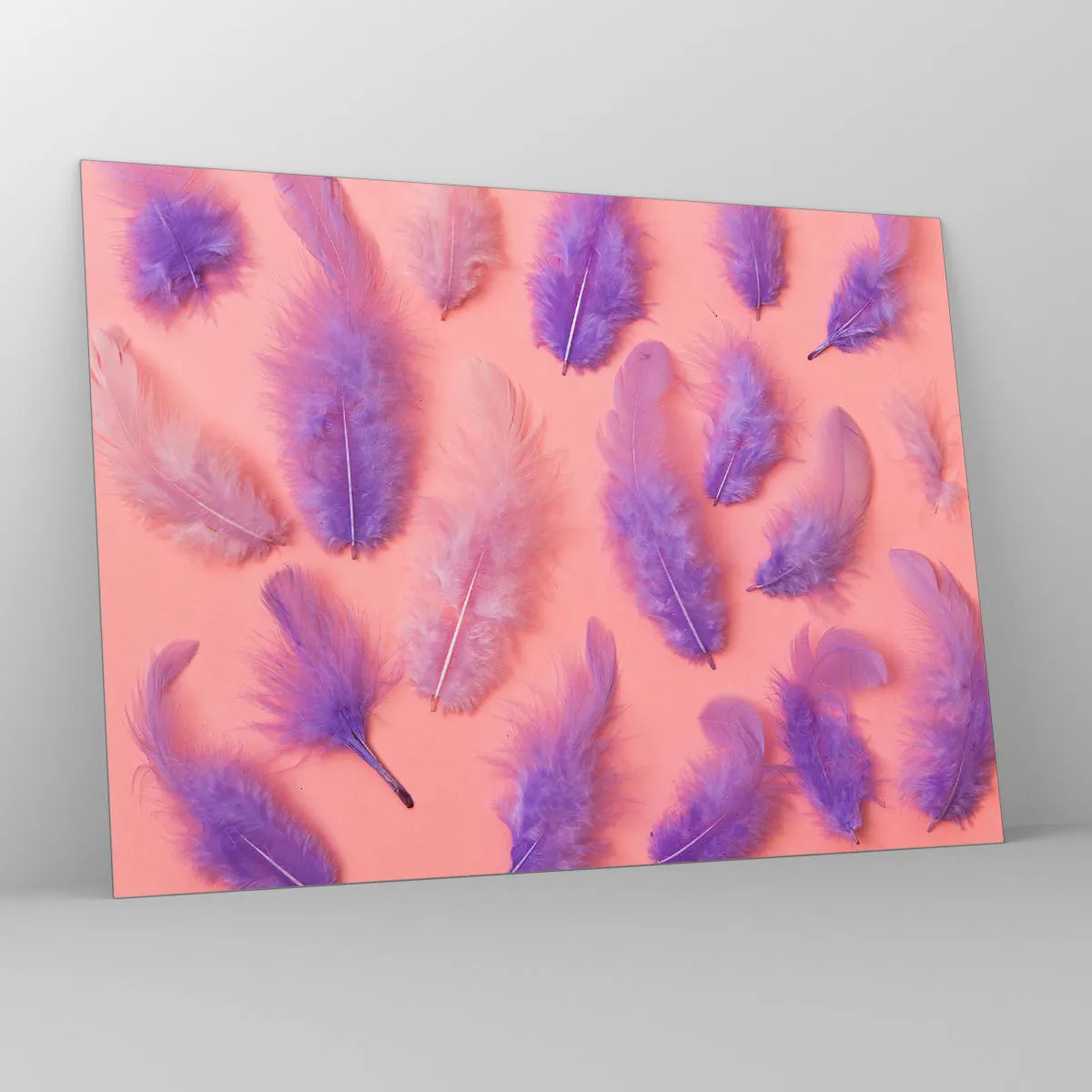 Glasbild - Bild auf glas - Lila Federn auf rosa Hintergrund in einer zarten Komposition - 70x50cm - Lila Vogel der Begierde - Moderne Wanddekoration für Wohnzimmer und Schlafzimmer ARTTOR