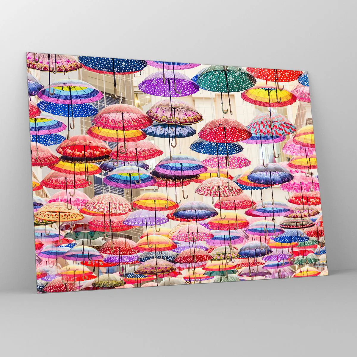 Cuadro sobre vidrio - Impresiones sobre Vidrio - Una fotografía de paraguas de colores suspendidos en el aire. - 70x50cm - Pradera urbana - Decoración de pared moderna para salón y dormitorio ARTTOR
