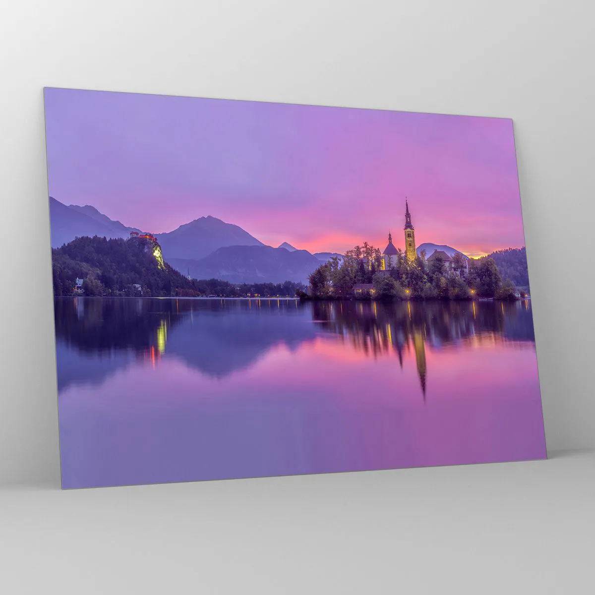 Glasbild - Bild auf glas - Eine Kirche auf einer Insel mit Bergen und einem Sonnenuntergang im Hintergrund - 70x50cm - Eine märchenhafte Insel in der Abenddämmerung - Moderne Wanddekoration für Wohnzimmer und Schlafzimmer ARTTOR