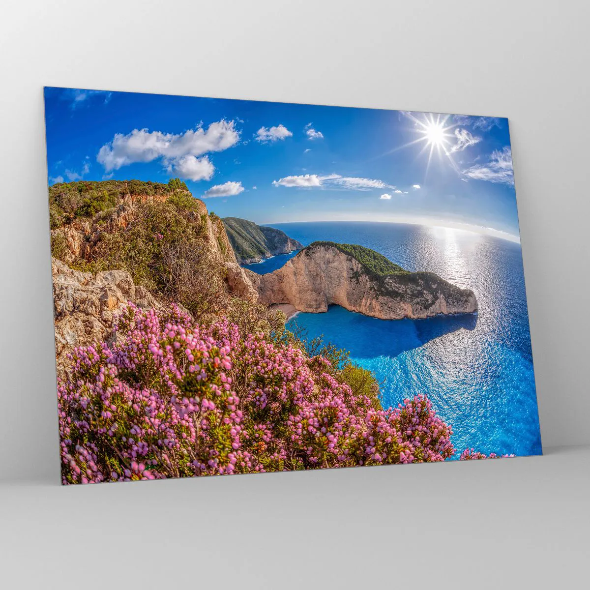 Tablou pe sticlă - Peisaj grecesc cu stânci, mare și arbuști înfloriți - 70x50cm - Marea mea vacanță grecească - Decorațiune modernă pentru perete pentru living și dormitor ARTTOR