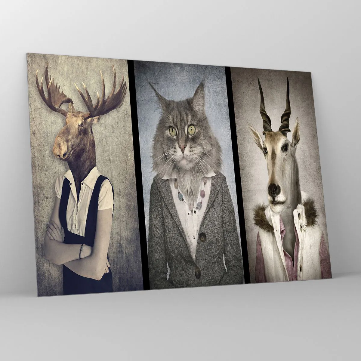 Obraz na skle - Tri surrealistické portréty zvierat v elegantných ľudských kostýmoch. - 70x50cm - Kožuchy opäť v móde - Moderná nástenná dekorácia do obývacej izby a spálne ARTTOR