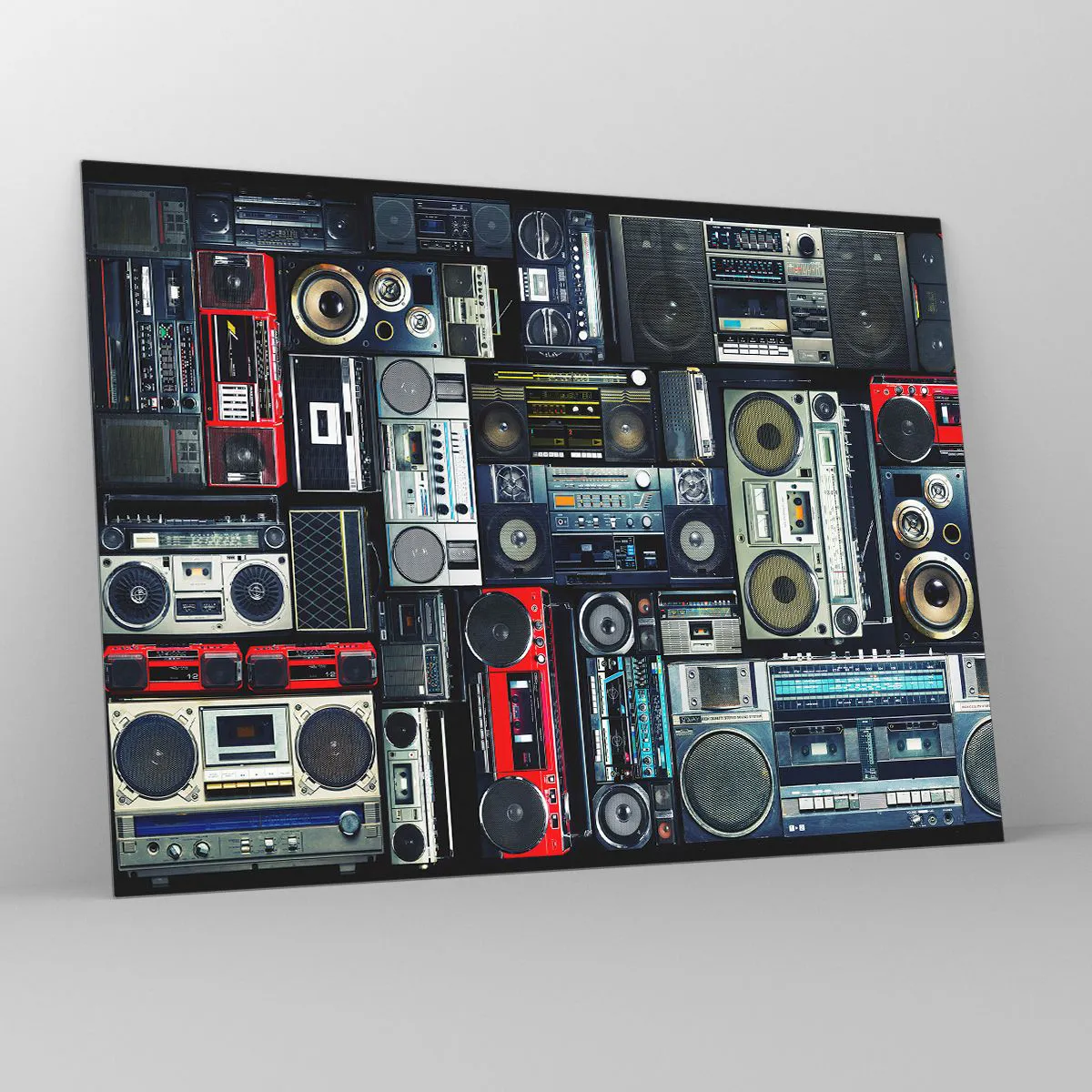 Impression sur verre - Image sur verre - Un collage de radios rétro et de magnétophones sur fond sombre. - 70x50cm - Nostalgie des années 80 - Décoration murale moderne pour le salon et la chambre ARTTOR