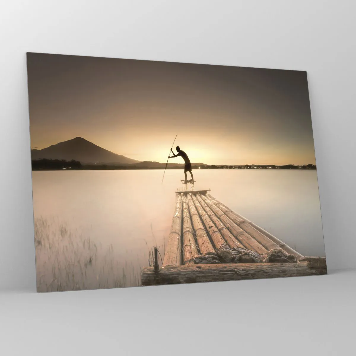 Obraz na szkle - Rybak na bambusowej tratwie o zmierzchu - 70x50cm - Przed spoczynkiem - Nowoczesna dekoracja ścienna do salonu i sypialni ARTTOR