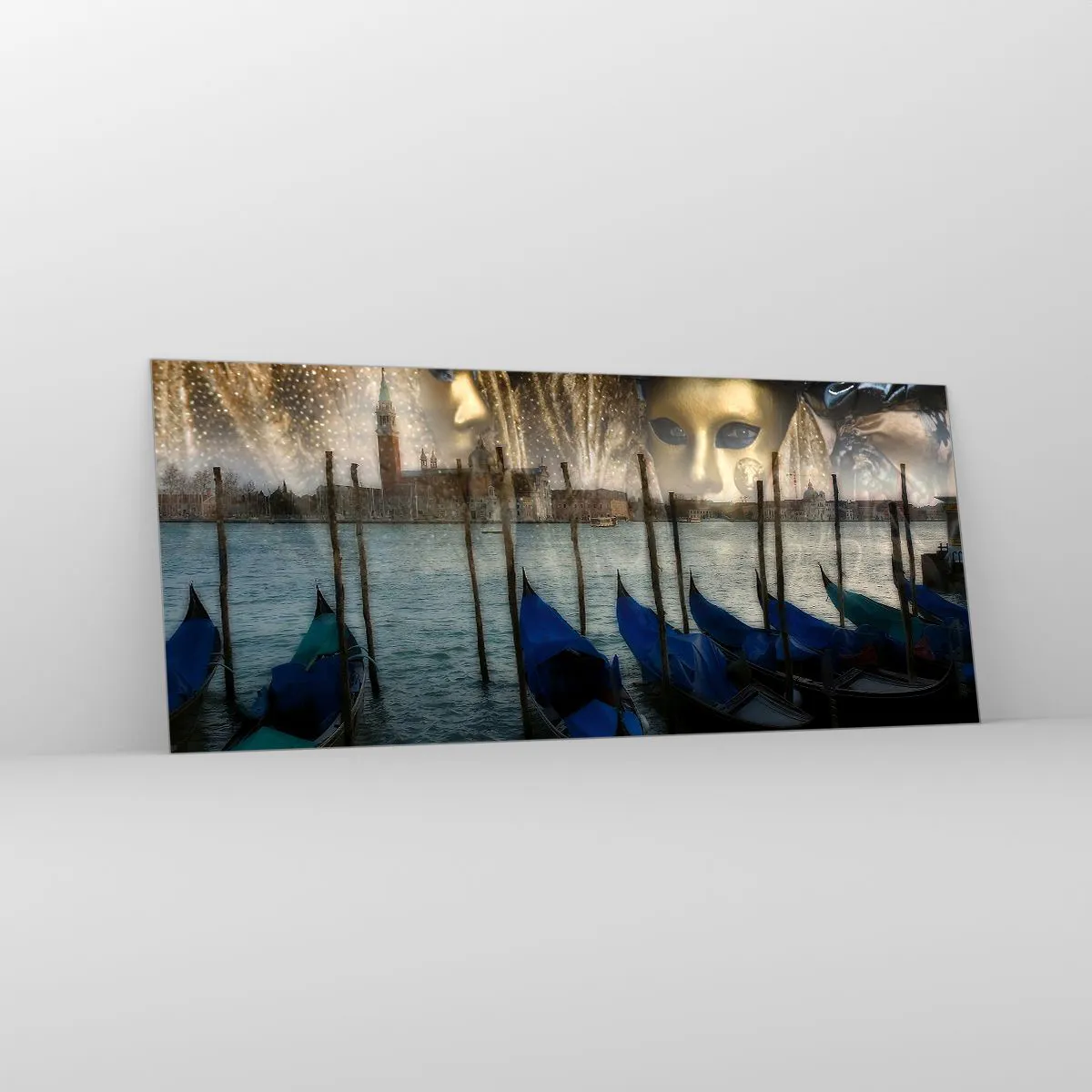 Quadro su vetro - Maschere di carnevale veneziane e gondole sullo sfondo della città e dell'acqua - 120x50cm - È ora di iniziare il carnevale - Decorazione murale moderna per soggiorno e camera da letto ARTTOR