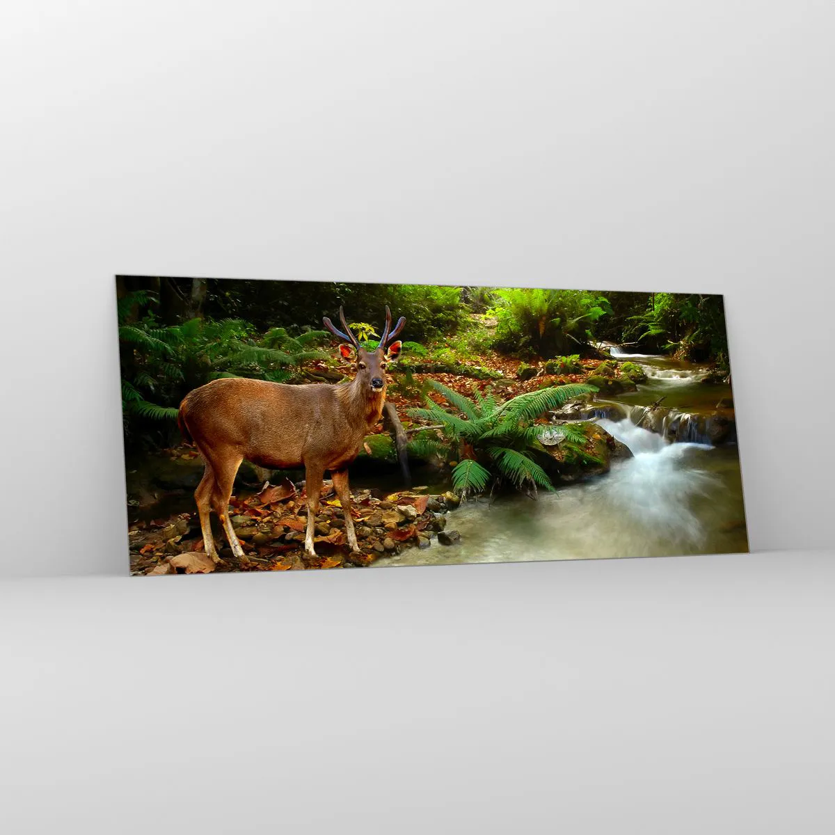Quadro su vetro - Un cervo vicino a un ruscello circondato dal verde della foresta - 120x50cm - Benvenuto nel mio mondo - Decorazione murale moderna per soggiorno e camera da letto ARTTOR