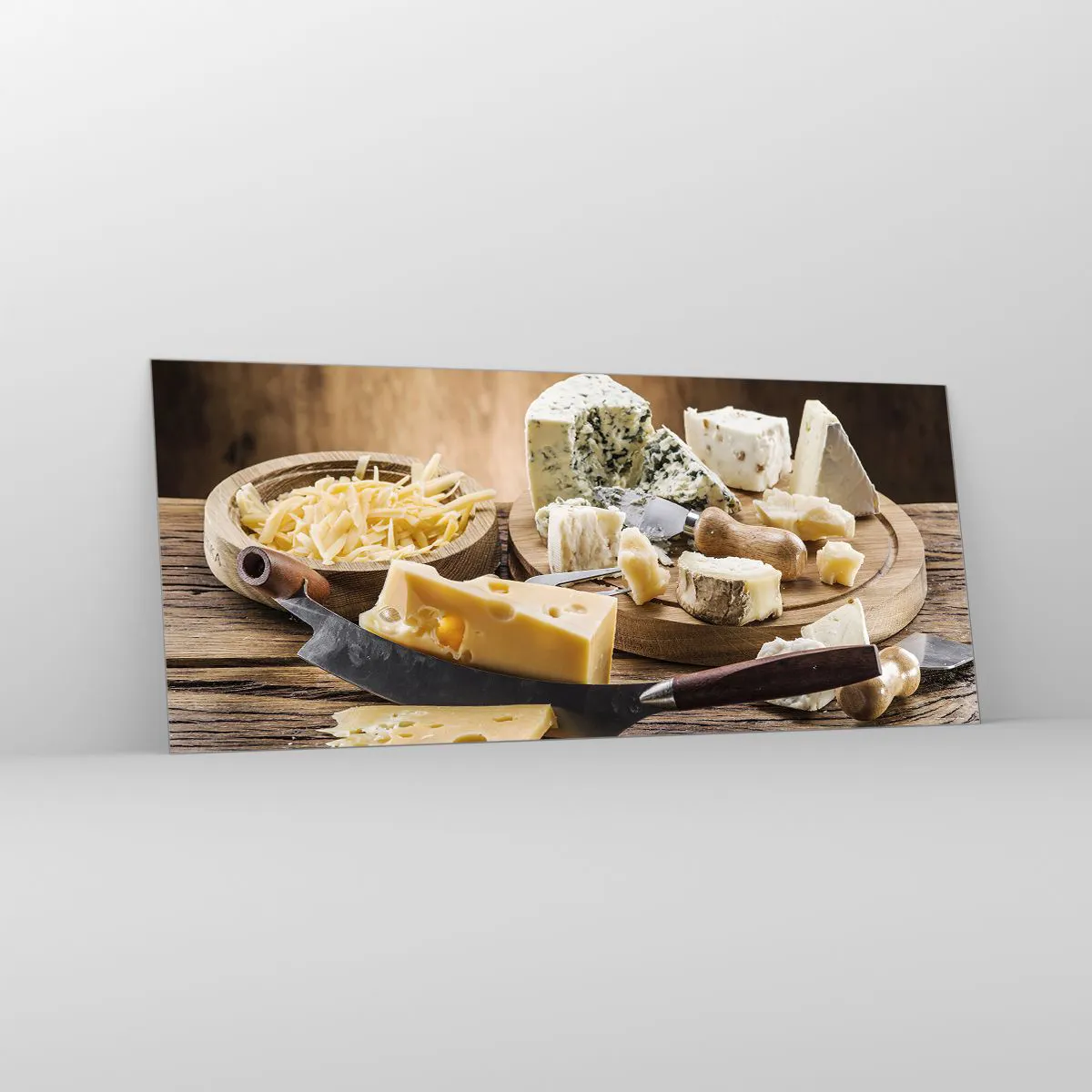 Cuadro sobre vidrio - Impresiones sobre Vidrio - Una tabla de quesos con diferentes tipos sobre una mesa de madera. - 120x50cm - Degustación de quesos - Decoración de pared moderna para salón y dormitorio ARTTOR