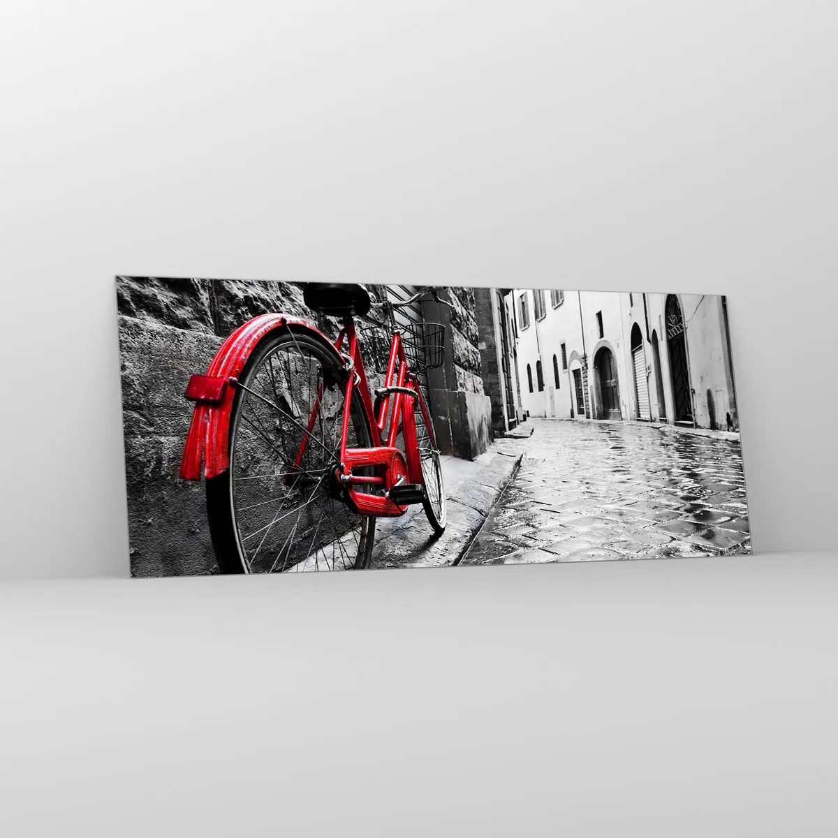 Glasbild - Bild auf glas - Rotes Fahrrad in einer schwarz-weißen Straße - 120x50cm - Wahre Schönheit wird nicht alt - Moderne Wanddekoration für Wohnzimmer und Schlafzimmer ARTTOR