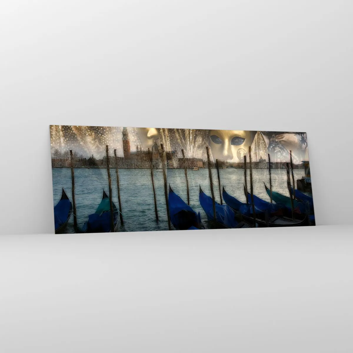 Quadro su vetro - Maschere di carnevale veneziane e gondole sullo sfondo della città e dell'acqua - 140x50cm - È ora di iniziare il carnevale - Decorazione murale moderna per soggiorno e camera da letto ARTTOR