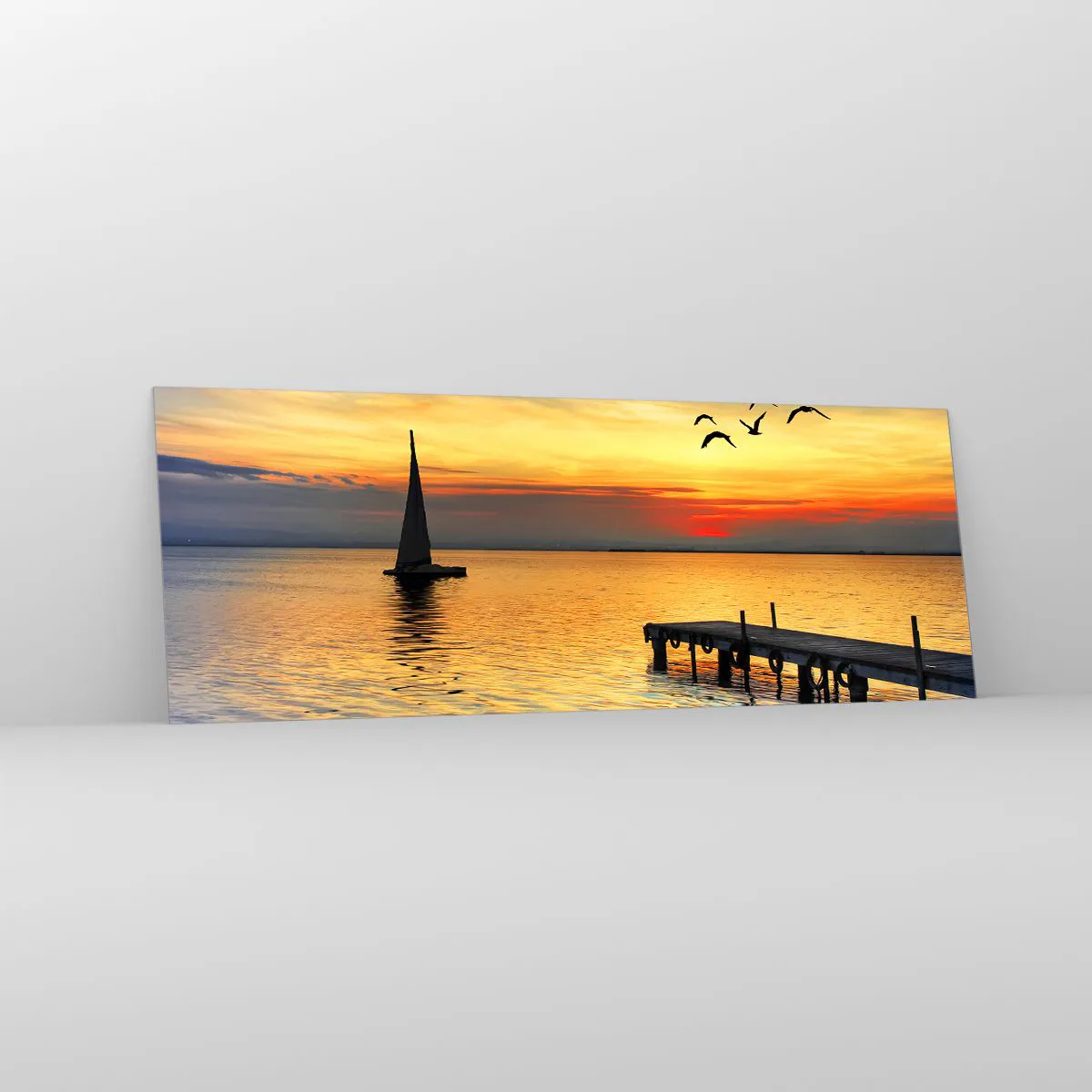 Quadro su vetro - Tramonto con barca a vela e molo su un lago calmo - 140x50cm - Il ritorno alla sera - Decorazione murale moderna per soggiorno e camera da letto ARTTOR