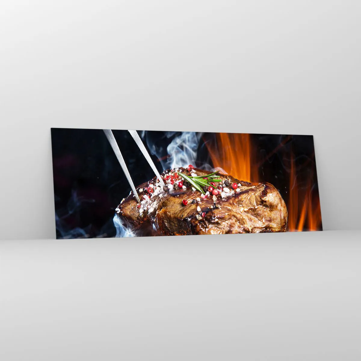 Glasbild - Bild auf glas - Gegrilltes Steak auf einem Grill mit Gewürzen - 140x50cm - Saftig und duftend - Moderne Wanddekoration für Wohnzimmer und Schlafzimmer ARTTOR