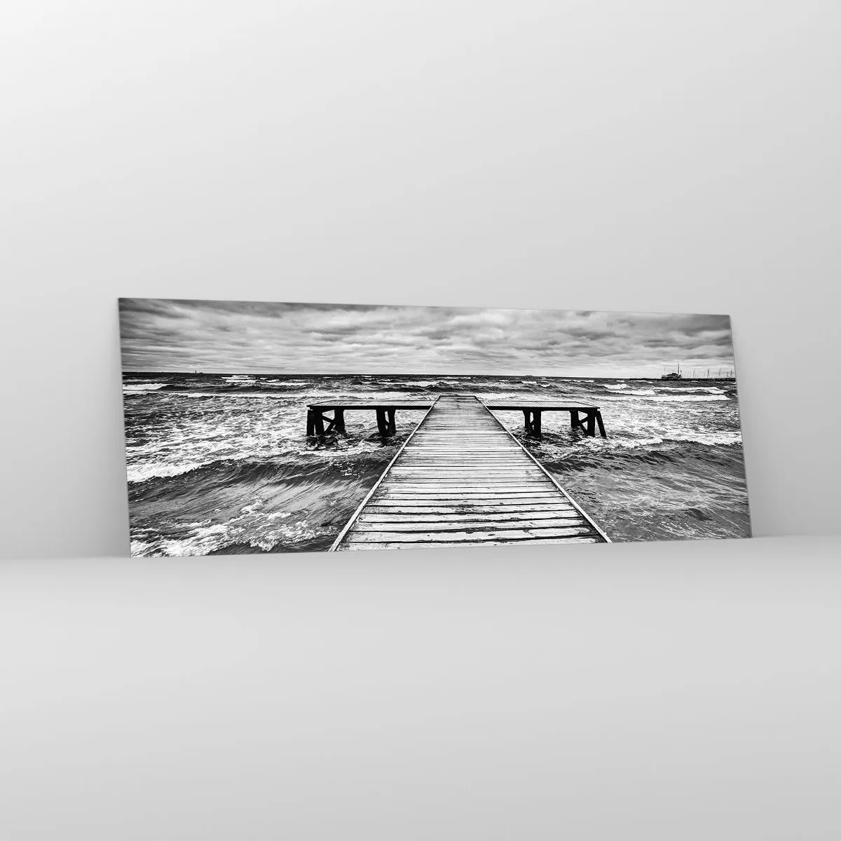 Impression sur verre - Image sur verre - Une vue en noir et blanc d'une jetée en bois sur une mer agitée. - 140x50cm - J'attends que le vent, ça le chassera... - Décoration murale moderne pour le salon et la chambre ARTTOR