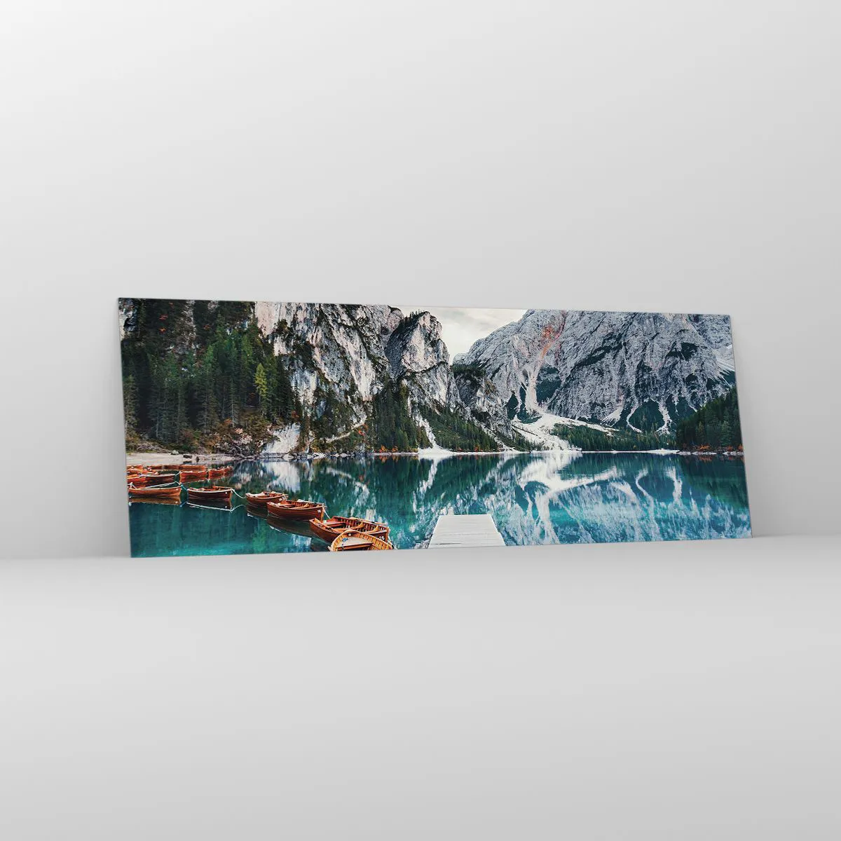 Glasbild - Bild auf glas - Ein See mit Booten, umgeben von Bergen - 140x50cm - Wir zeigen Ihnen Schönheit - Moderne Wanddekoration für Wohnzimmer und Schlafzimmer ARTTOR