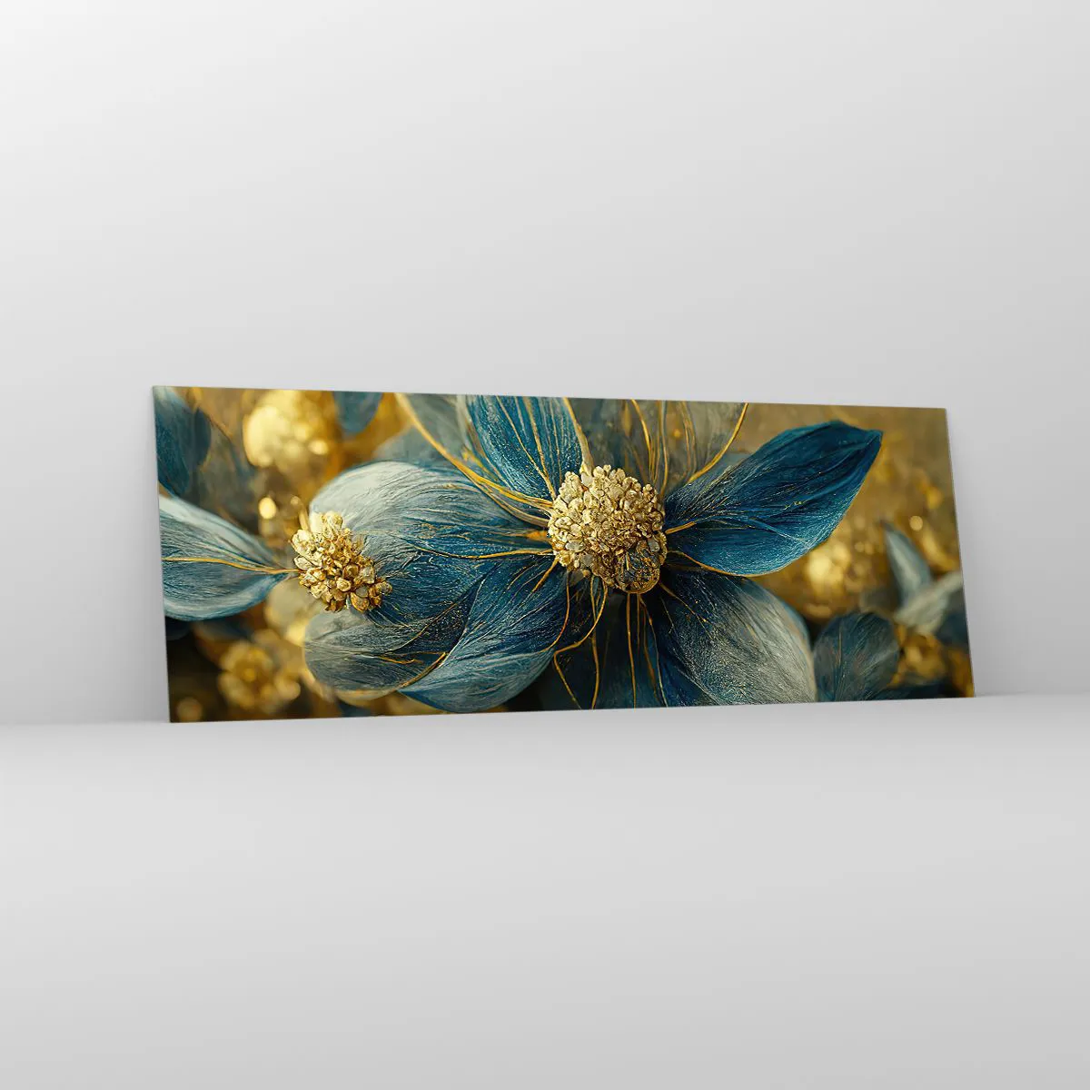 Quadro su vetro - Eleganti fiori nei toni del blu e dell'oro - 140x50cm - Fiorire d'oro - Decorazione murale moderna per soggiorno e camera da letto ARTTOR