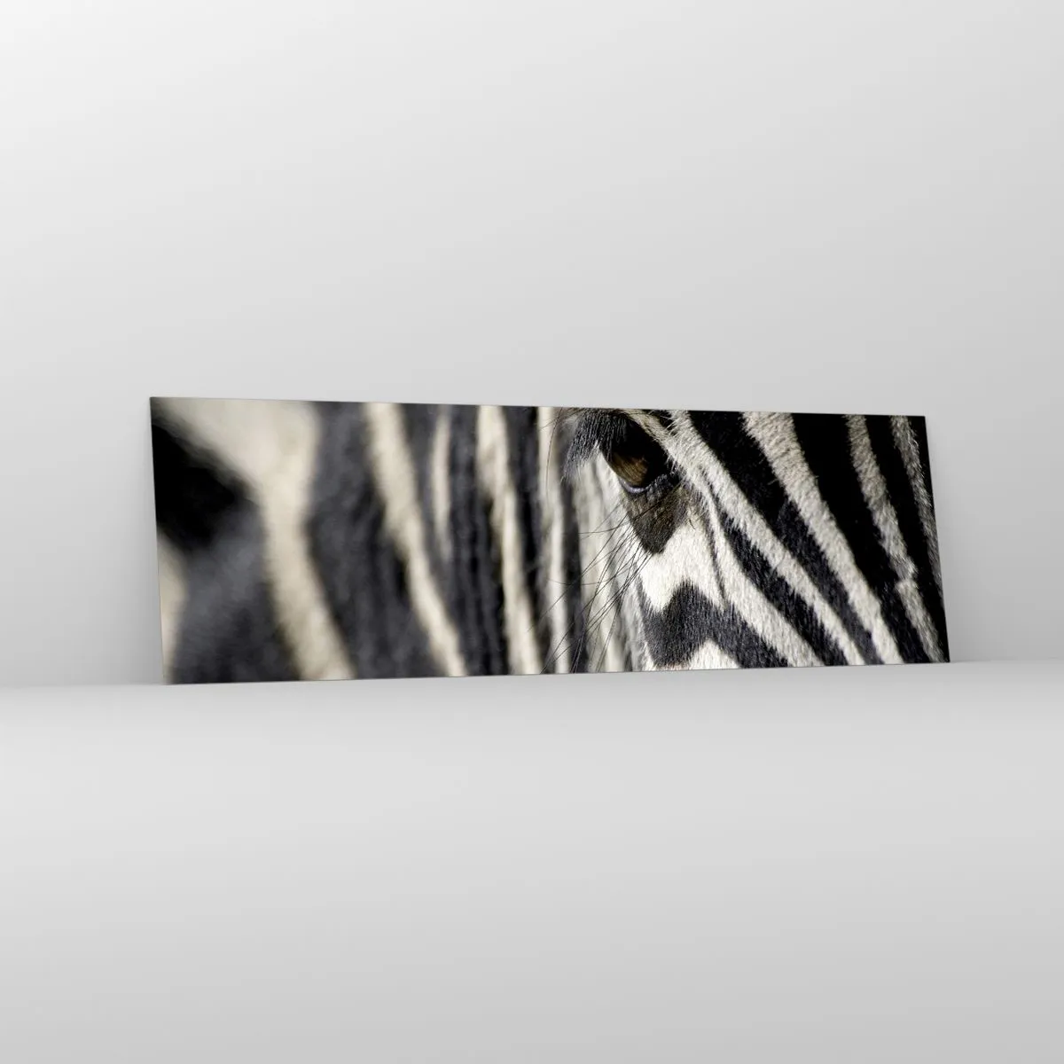 Quadro su vetro - Primo piano dell'occhio di una zebra con strisce bianche e nere - 160x50cm - Ritratto a strisce - Decorazione murale moderna per soggiorno e camera da letto ARTTOR