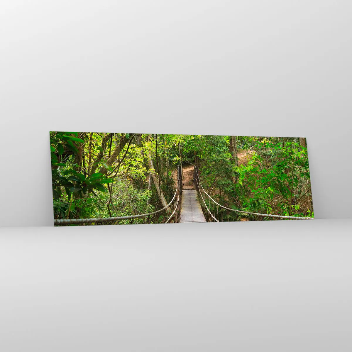 Glasbild - Bild auf glas - Eine Hängebrücke umgeben von einem grünen Regenwald - 160x50cm - Denn im Garten gibt es eine Schlingpflanze - Moderne Wanddekoration für Wohnzimmer und Schlafzimmer ARTTOR